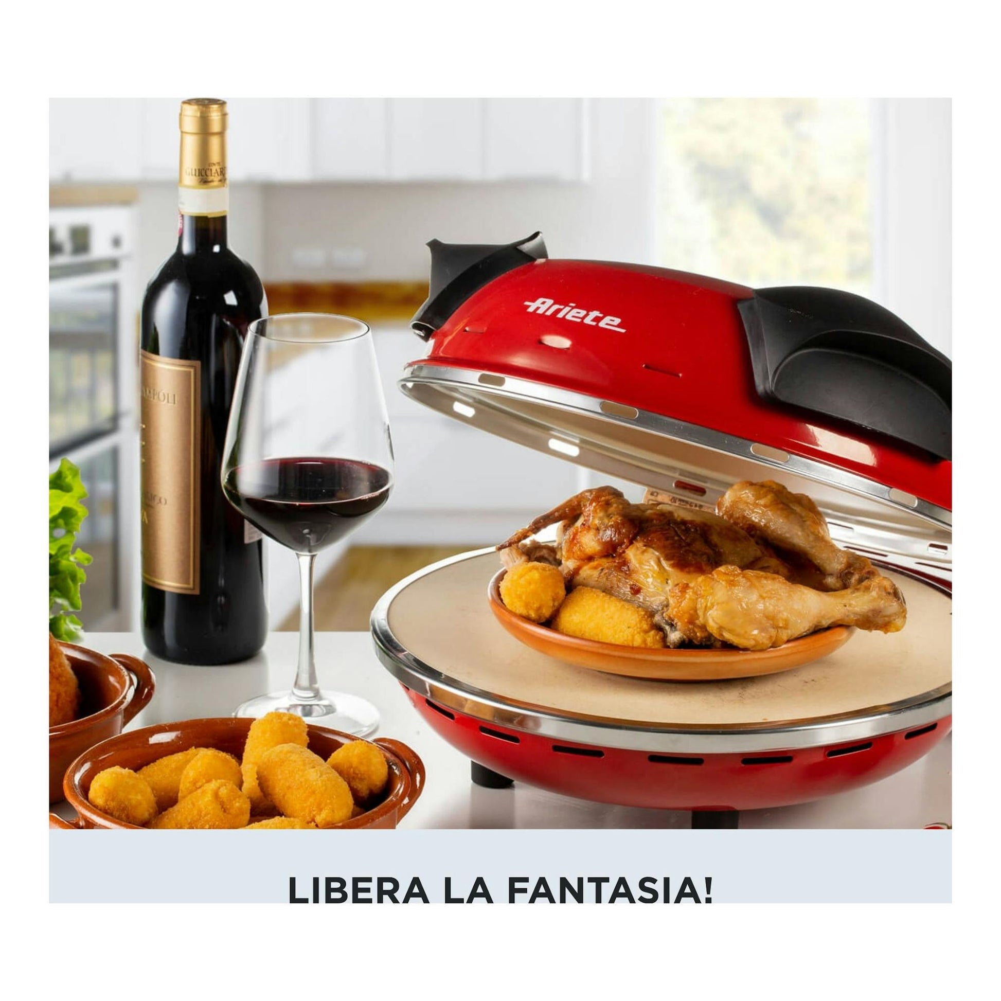 Mini horno para pizza Ariete rojo, vista frontal inclinada, con tapa abierta y pollo asado sobre piedra.