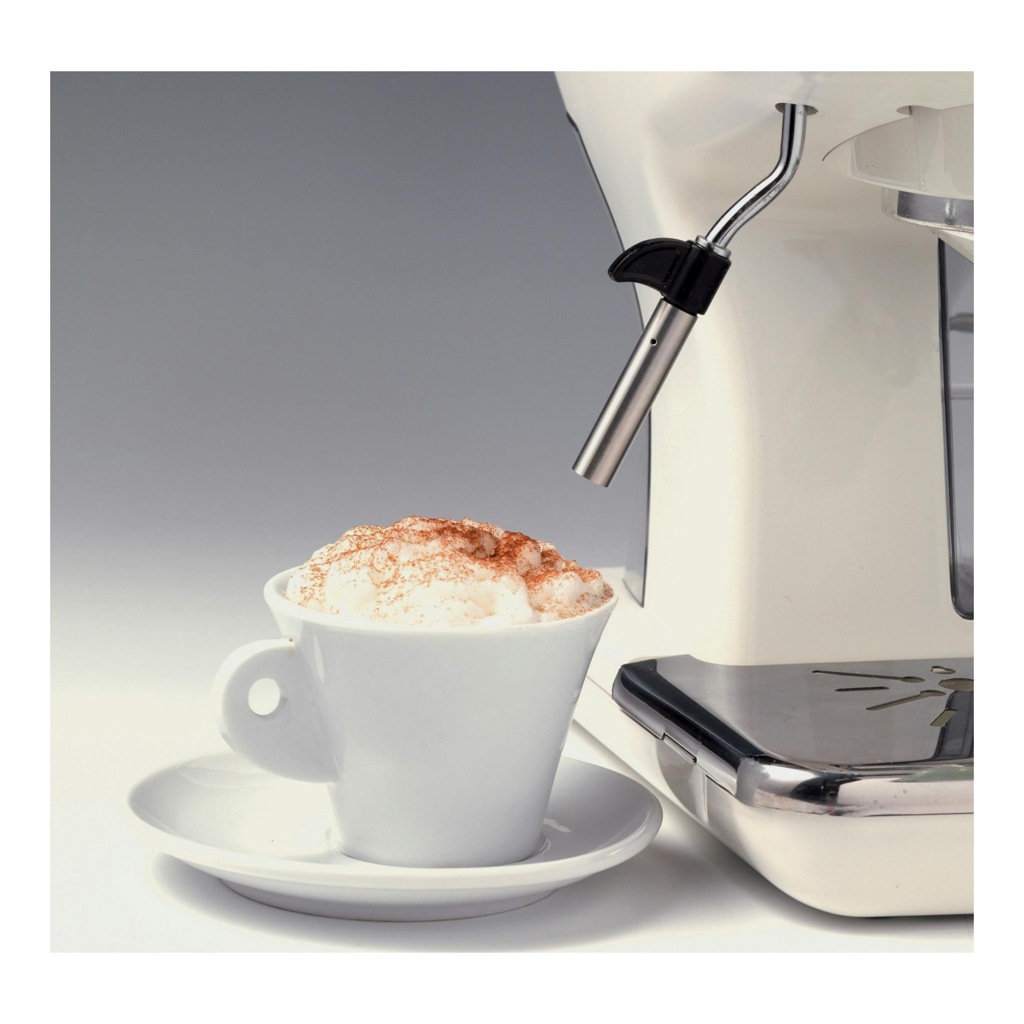 Cafetera espresso Ariete 1389/13 beige, vista lateral, con vaporizador y taza blanca sobre plato.