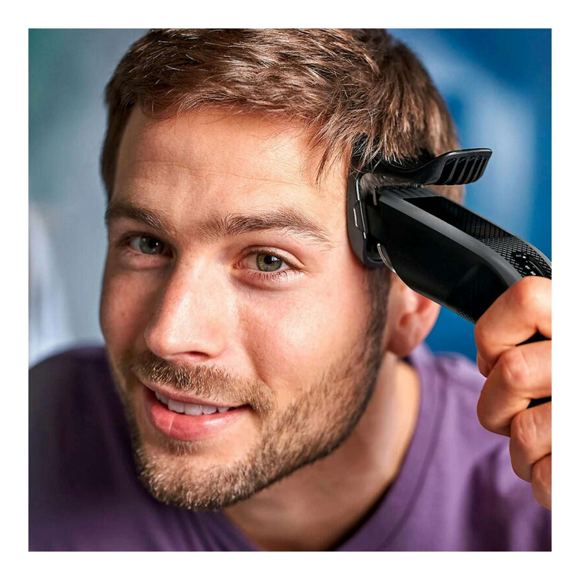 Cortapelos Philips HC3525/15 negro en vista lateral, recortando el cabello en el lateral de la cabeza.