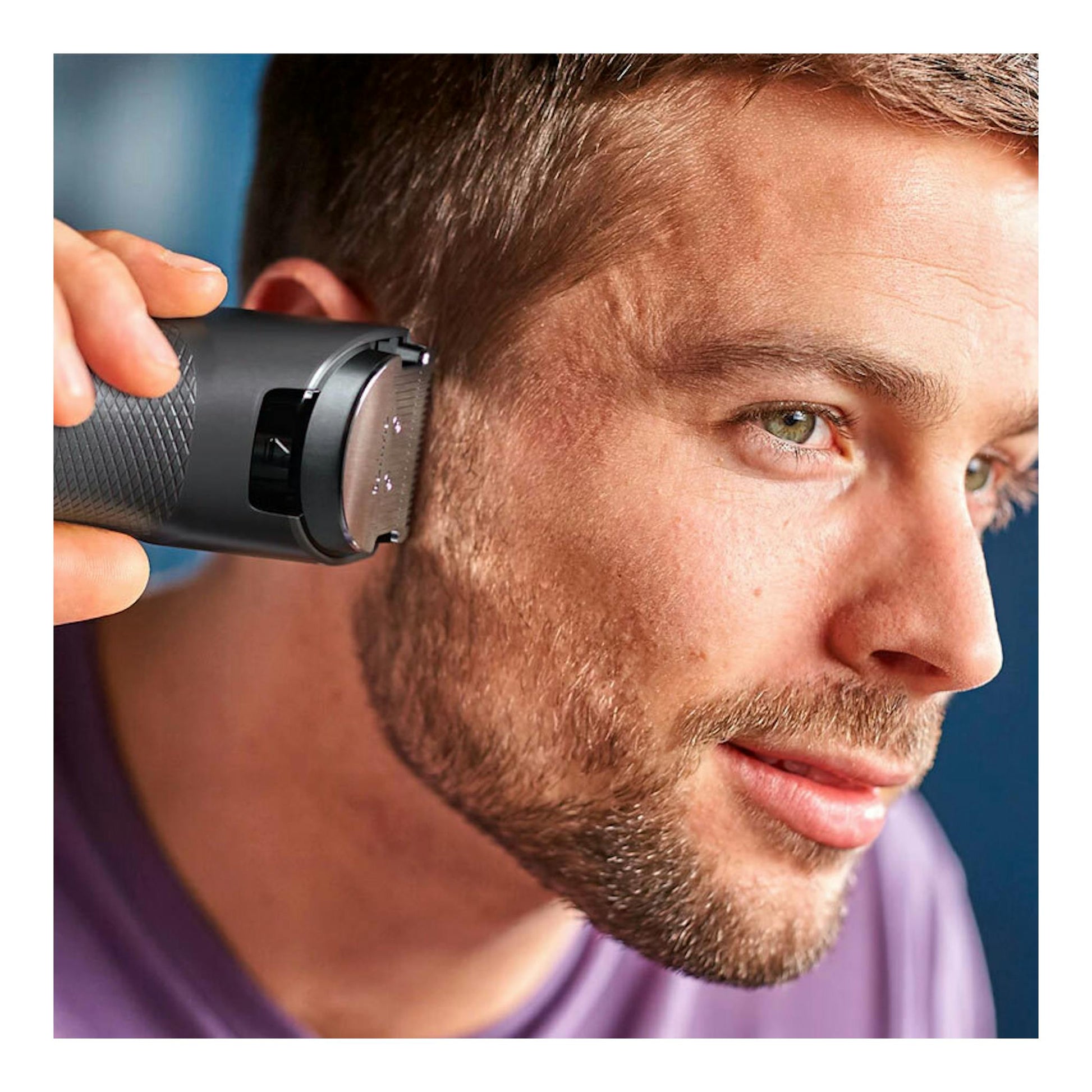 Cortapelos Philips HC3525/15 negro usado en el lateral de la cabeza de un hombre, vista en primer plano.