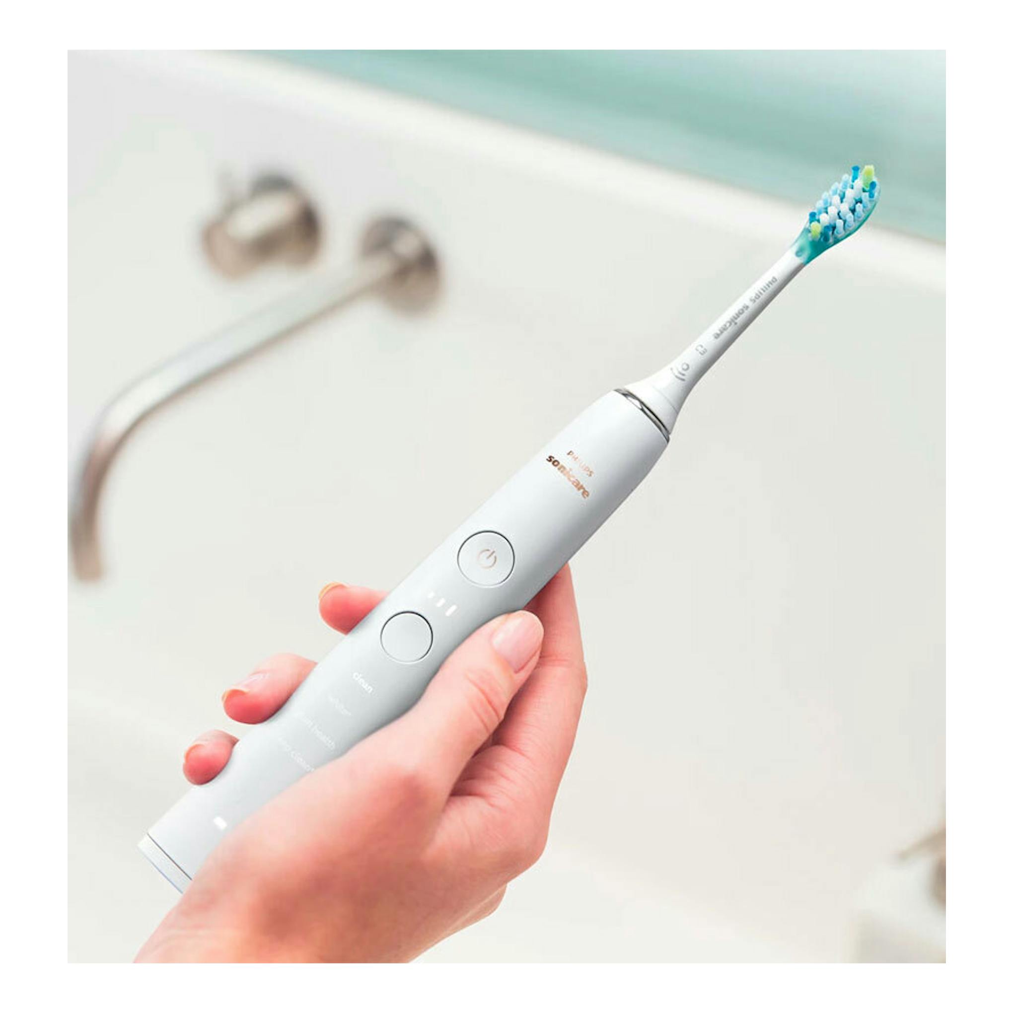 Cepillo dental eléctrico Philips Sonicare HX9913/17, blanco, en mano, vista frontal.