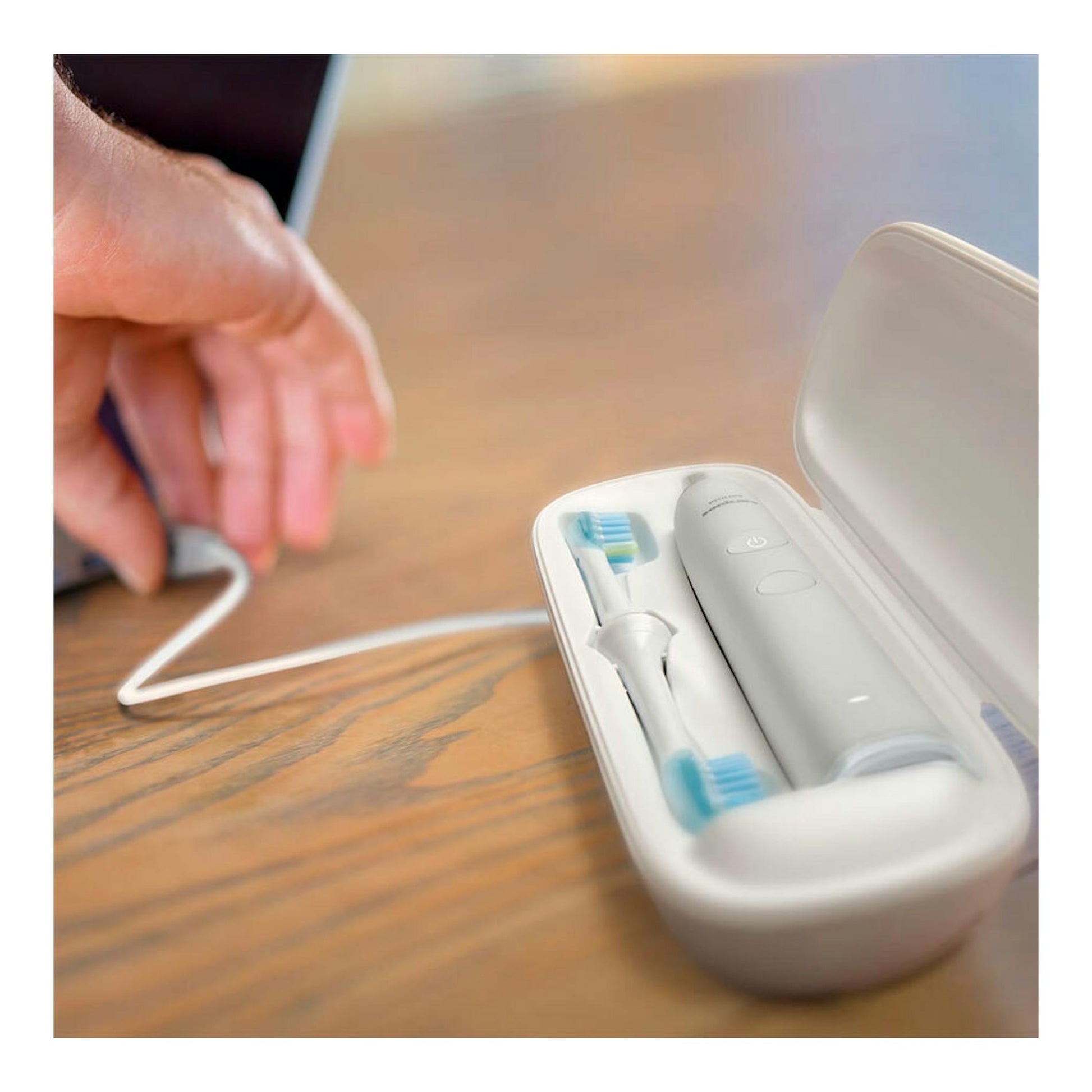 Cepillo dental Philips HX9913/17 blanco en estuche abierto, con dos cabezales y una mano junto al cable.