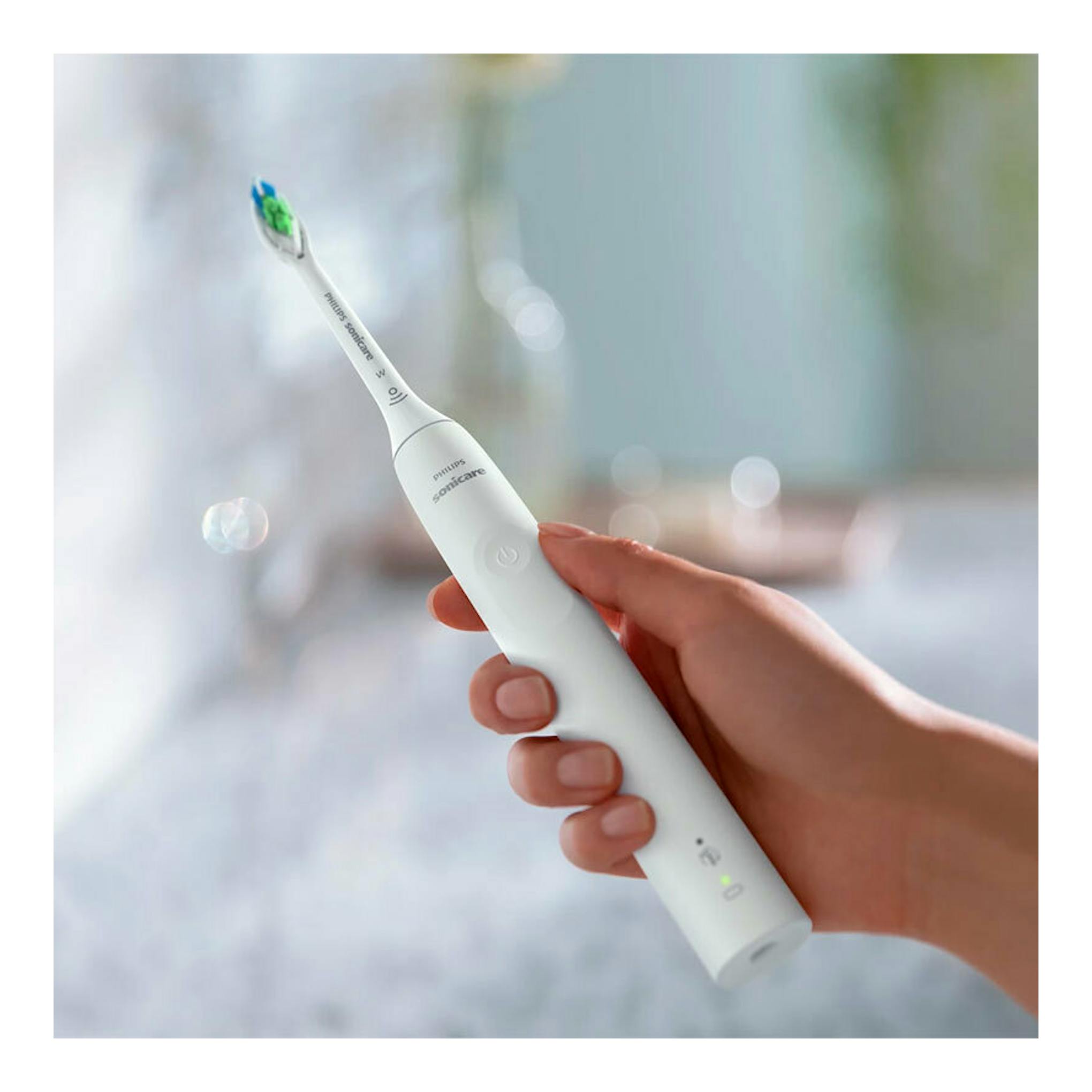 Cepillo dental eléctrico Philips Sonicare HX3681/33 blanco, sostenido en la mano, vista en ángulo.