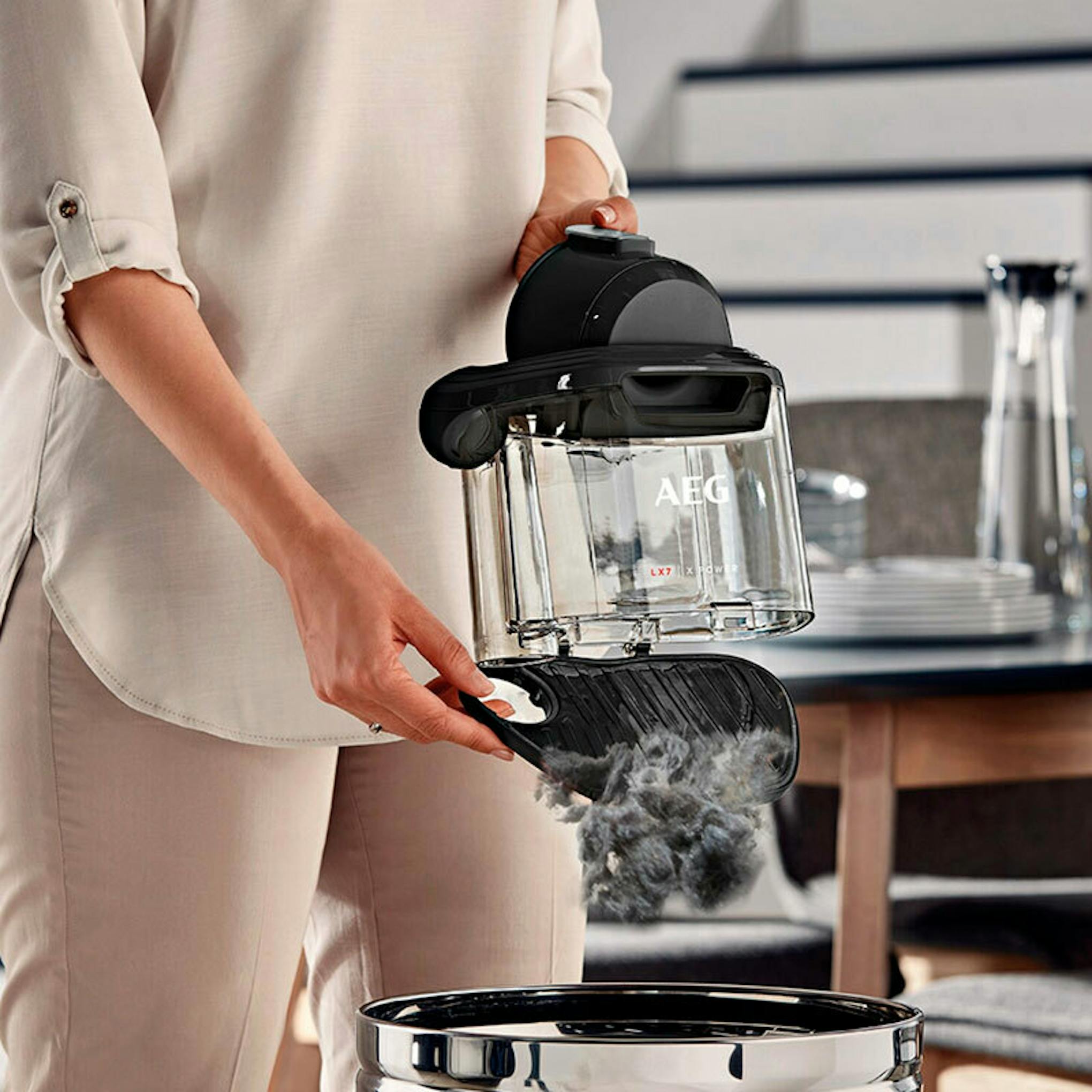 Aspiradora trineo AEG LX7-2-EB-P sin bolsa con depósito transparente