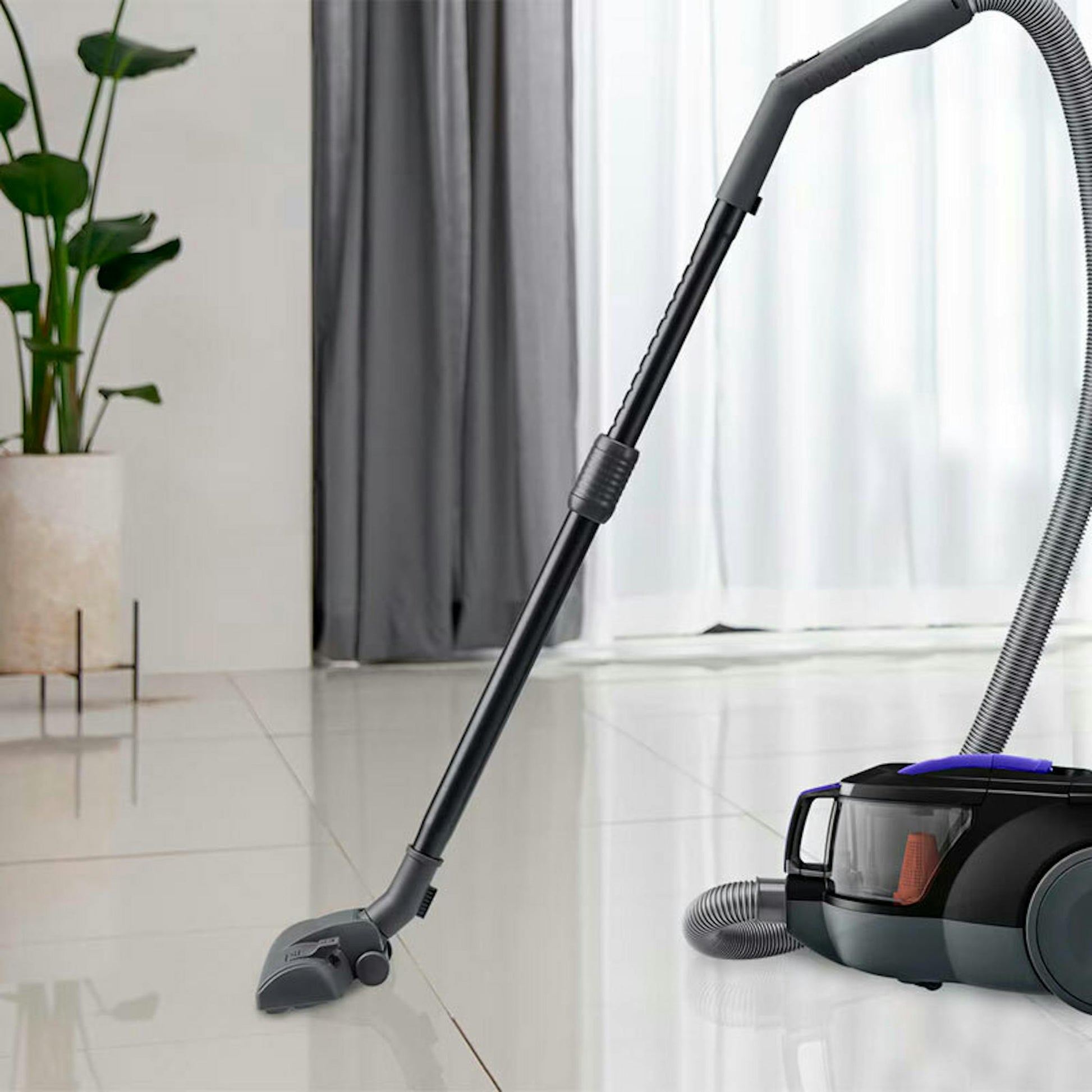 Aspirador trineo LG VC5506NHTB sin bolsa con tubo y cepillo sobre suelo interior