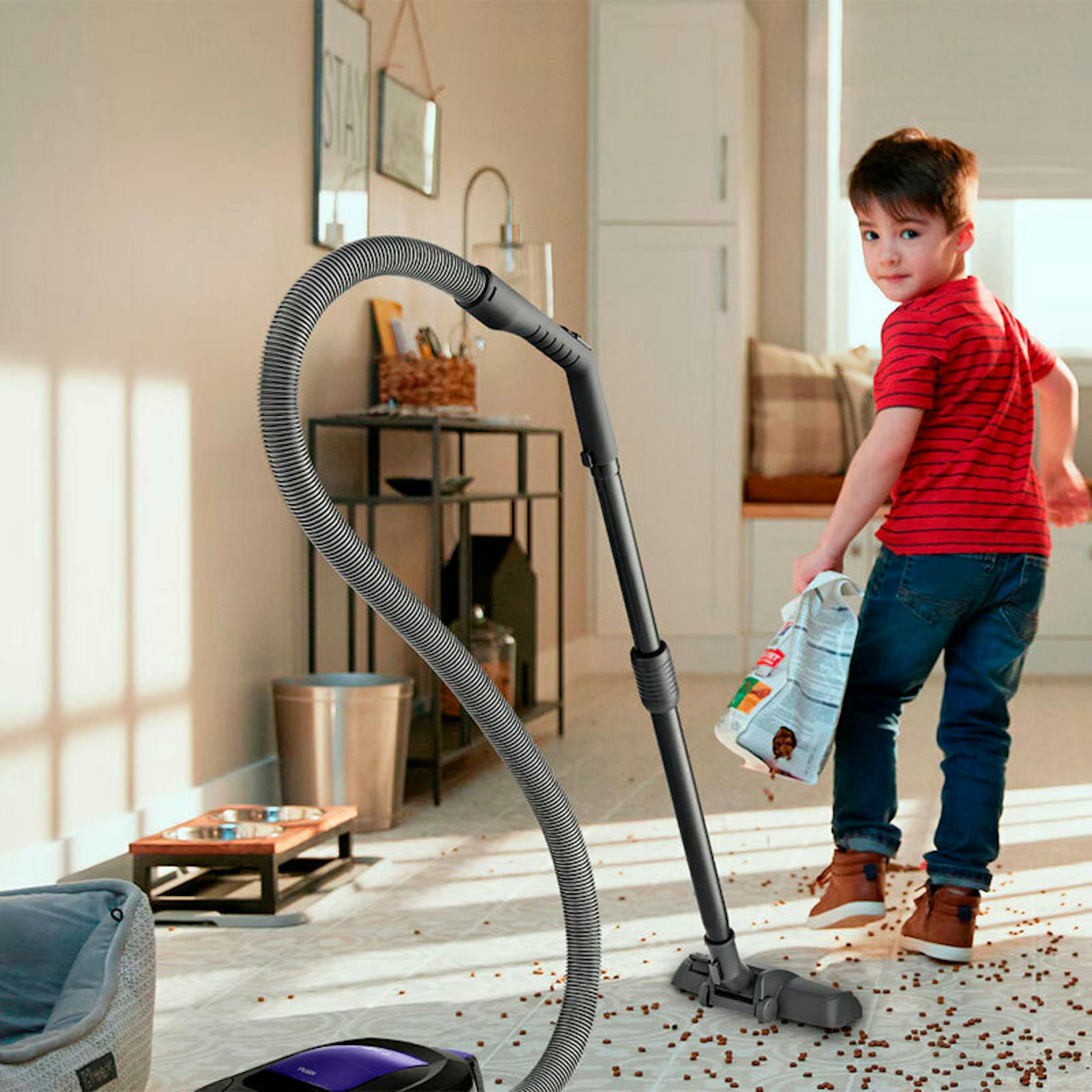 Aspirador trineo LG VC5506NHTB sin bolsa en una habitación con un niño