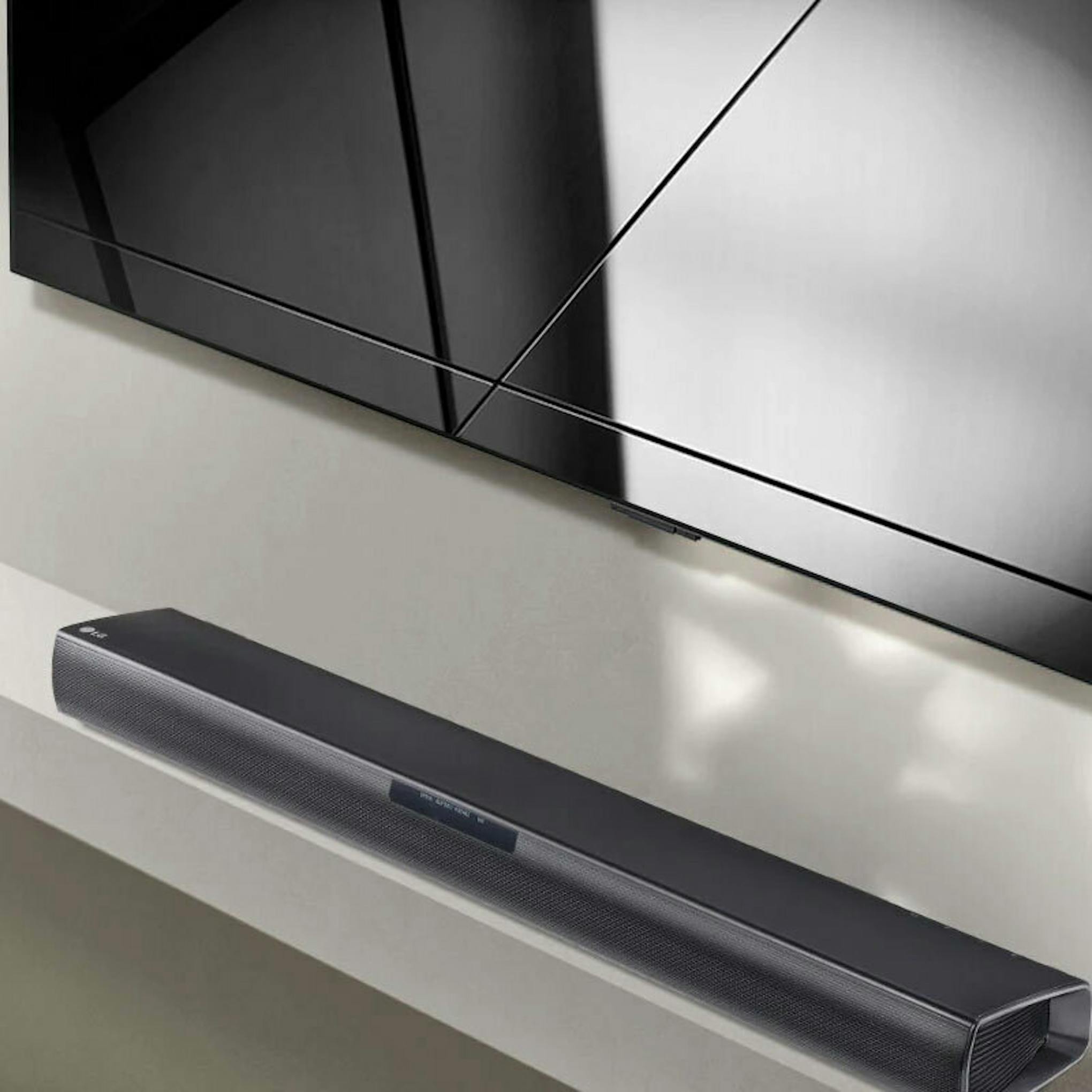 Barra de sonido LG SQC1 negra debajo de un televisor