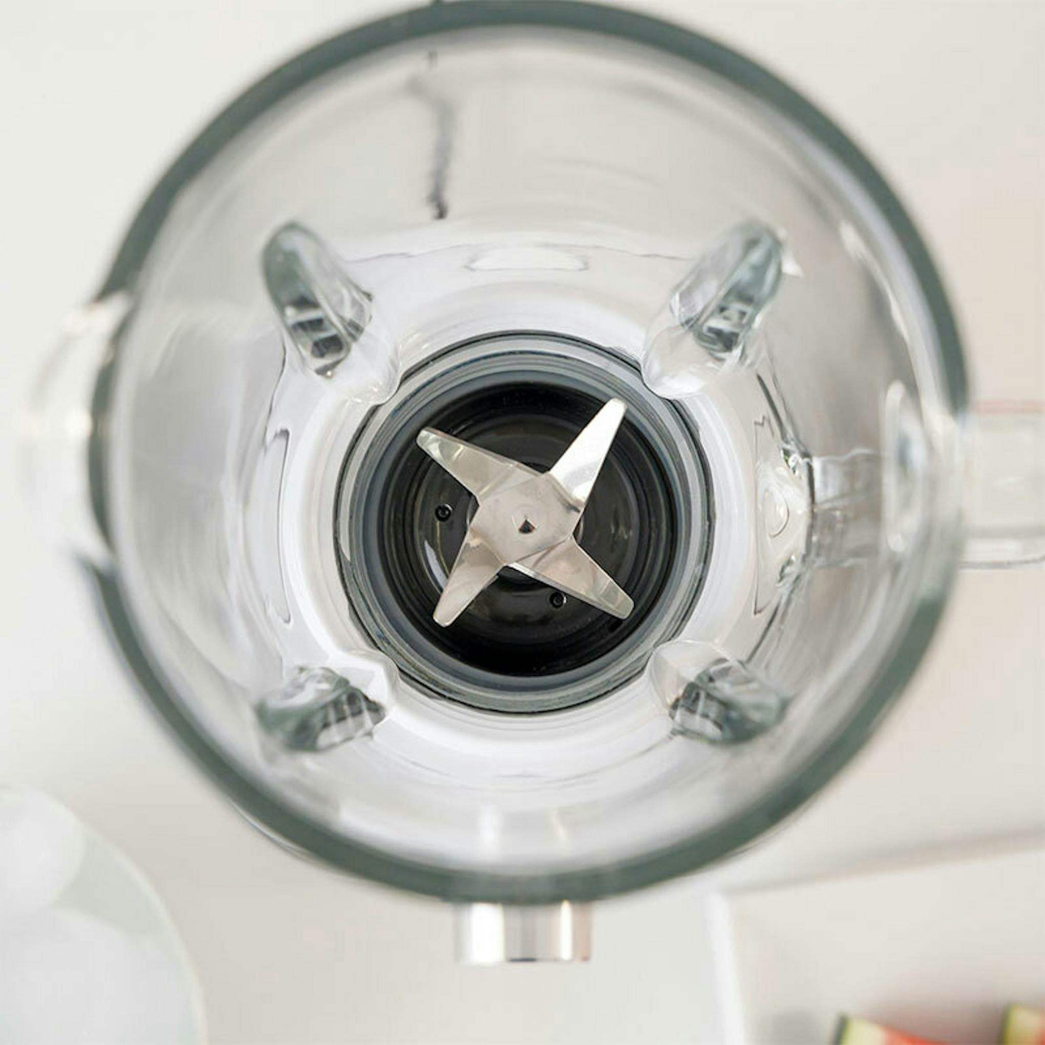 Batidora de vaso Taurus Optima Pure 1500, vista superior del vaso con cuchillas