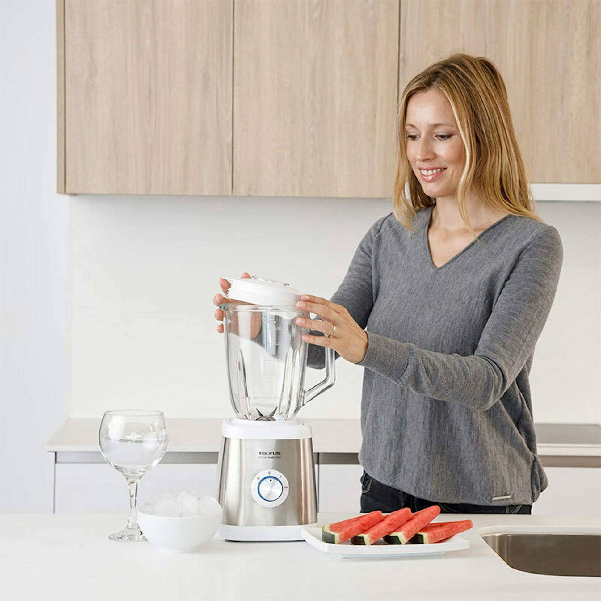 Batidora de vaso Taurus Optima Pure 1500 en una cocina, con jarra y base frontal visibles