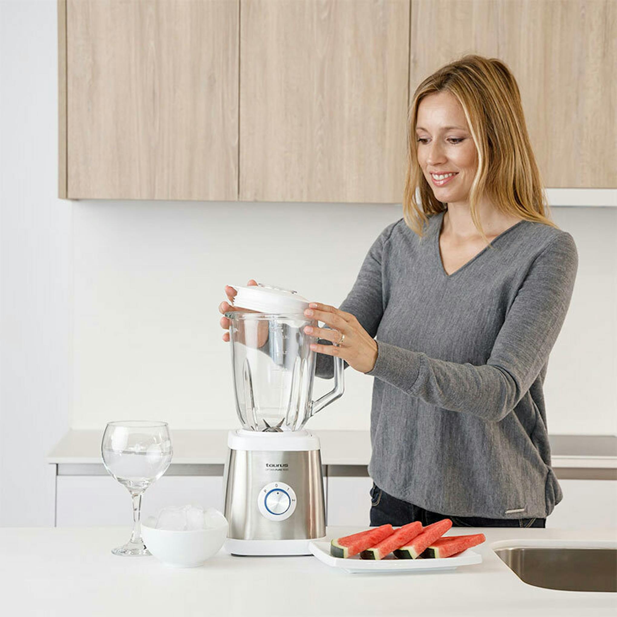 Batidora de vaso Taurus Optima Pure 1500 en una cocina, con jarra y base frontal visibles