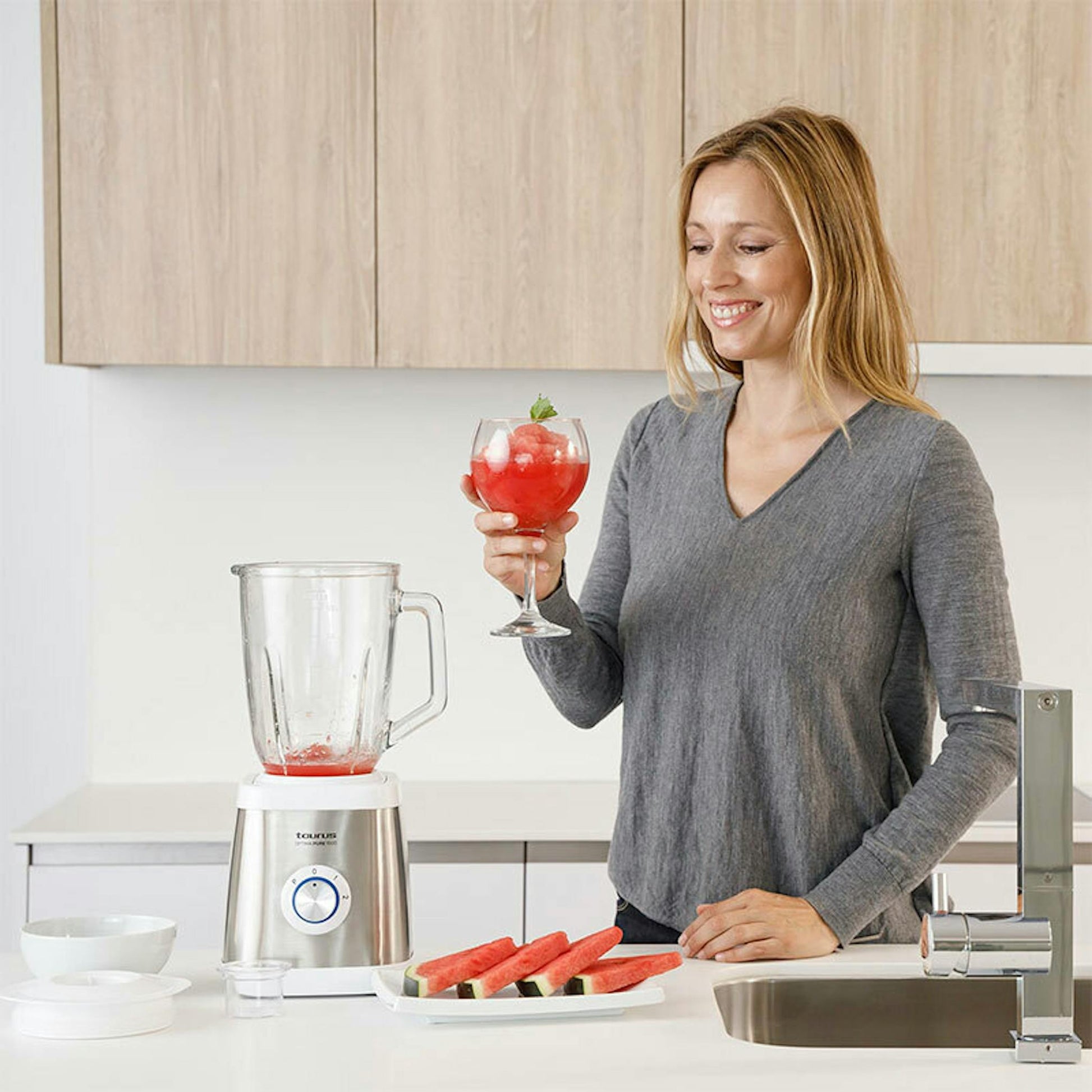 Batidora de vaso Taurus Optima Pure 1500 sobre una encimera en una cocina