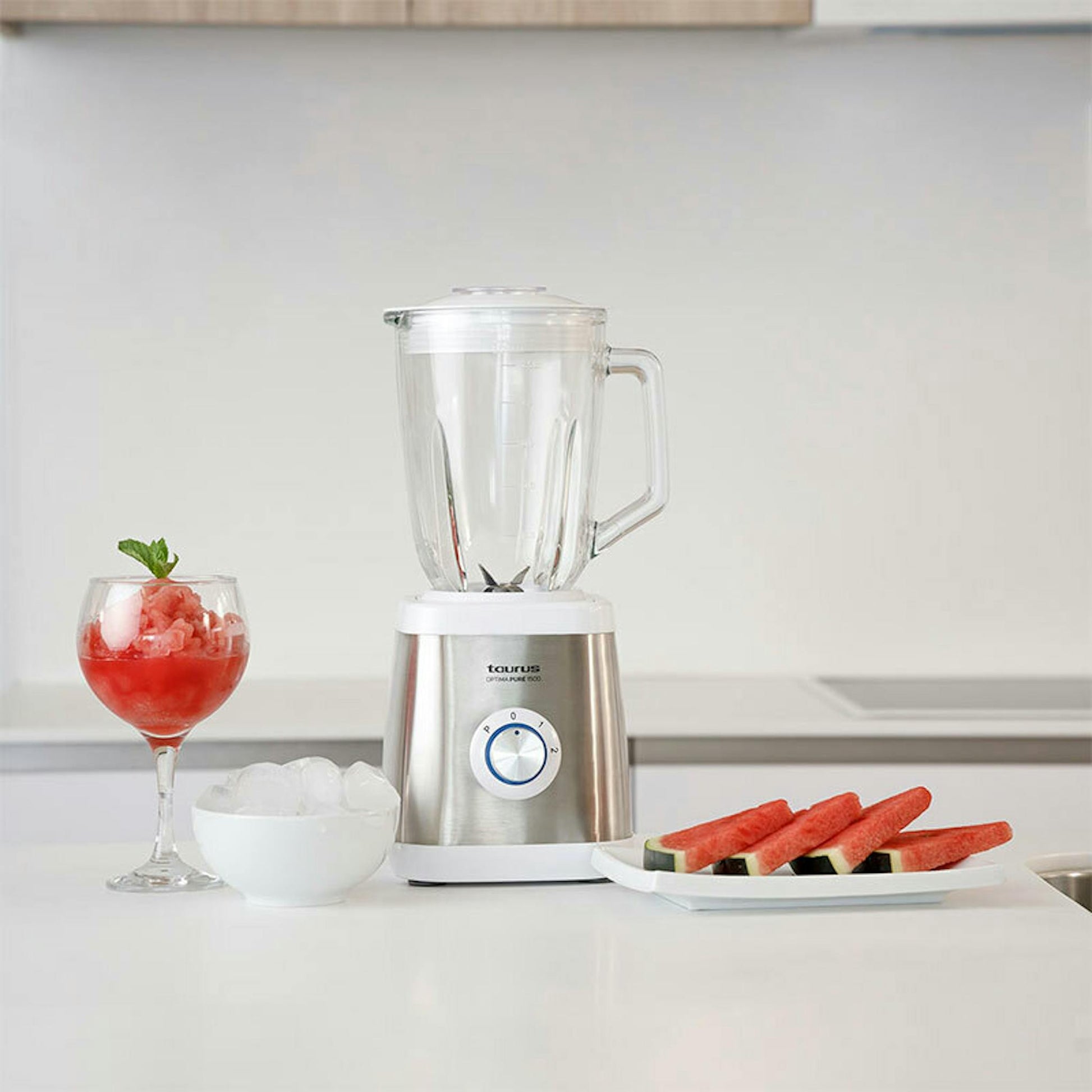 Batidora de vaso Taurus Optima Pure 1500 en encimera con vaso y alimentos