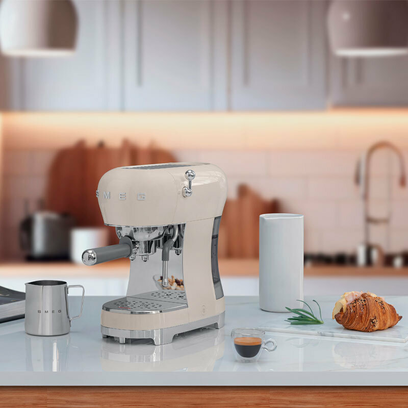 Cafetera espresso Smeg ECF02CREU – Estética 50's, 15 bar, Thermoblock rápido