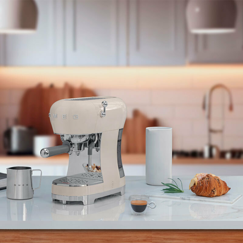 Cafetera espresso Smeg ECF02CREU – Estética 50's, 15 bar, Thermoblock rápido