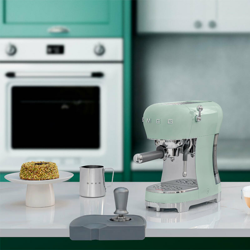 Cafetera espresso manual Smeg ECF02PGEU – 15 bar, Depósito 1,1 L, Varilla de vapor
