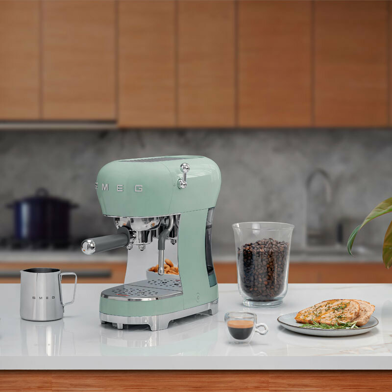 Cafetera espresso manual Smeg ECF02PGEU – 15 bar, Depósito 1,1 L, Varilla de vapor
