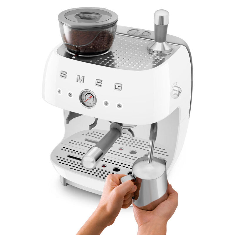 Cafetera espresso manual Smeg EGF03WHEU – Molinillo integrado, 20 bar, Varilla de vapor