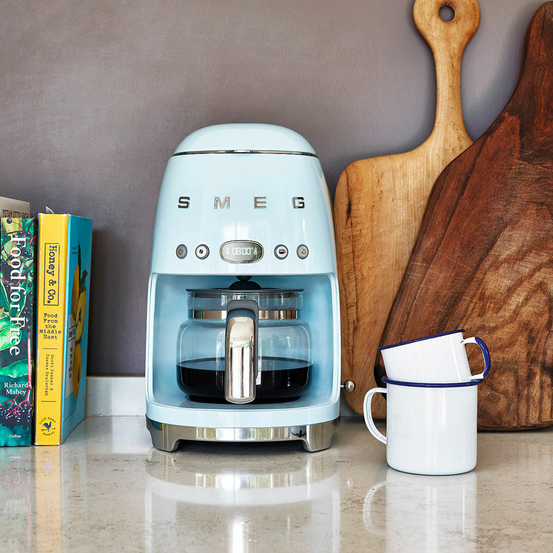 Cafetera de goteo Smeg DCF02PBEU – Azul pastel 50's, 1,4 L (10 tazas), Programable