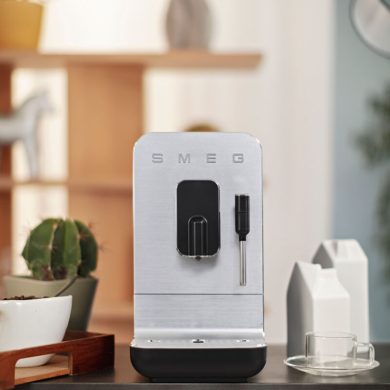 Cafetera superautomática Smeg BCC12BLMEU – Molinillo cónico acero inoxidable, 19 bar, Varilla de vapor