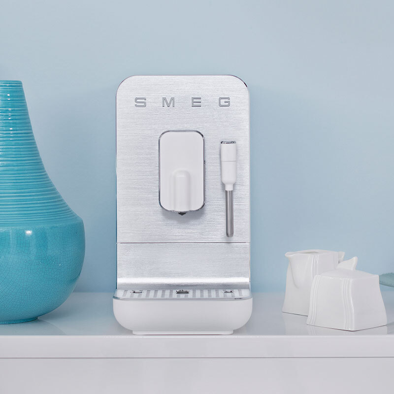 Cafetera superautomática Smeg BCC12WHMEU – Molinillo 150 g, Depósito 1,4 L, 19 bar