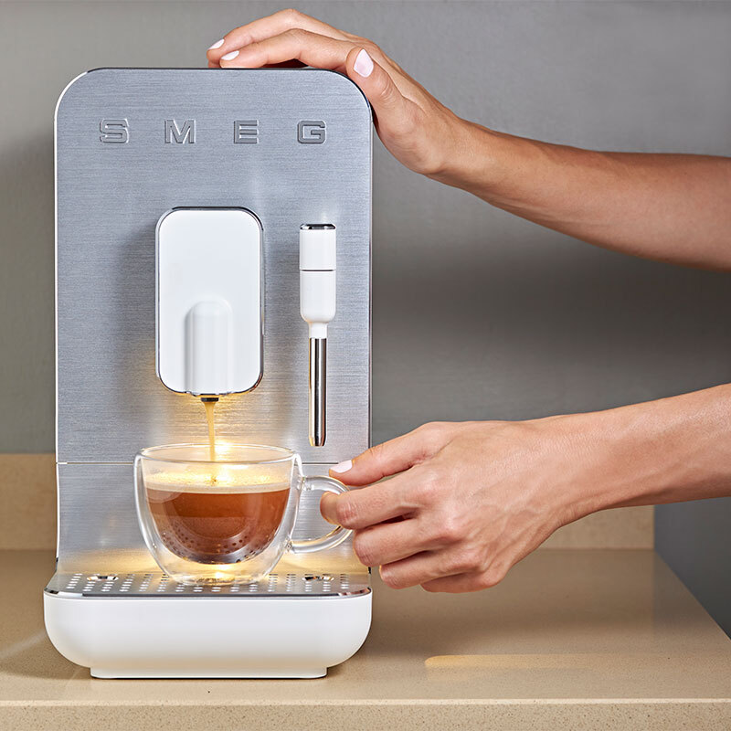 Cafetera superautomática Smeg BCC12WHMEU – Molinillo 150 g, Depósito 1,4 L, 19 bar