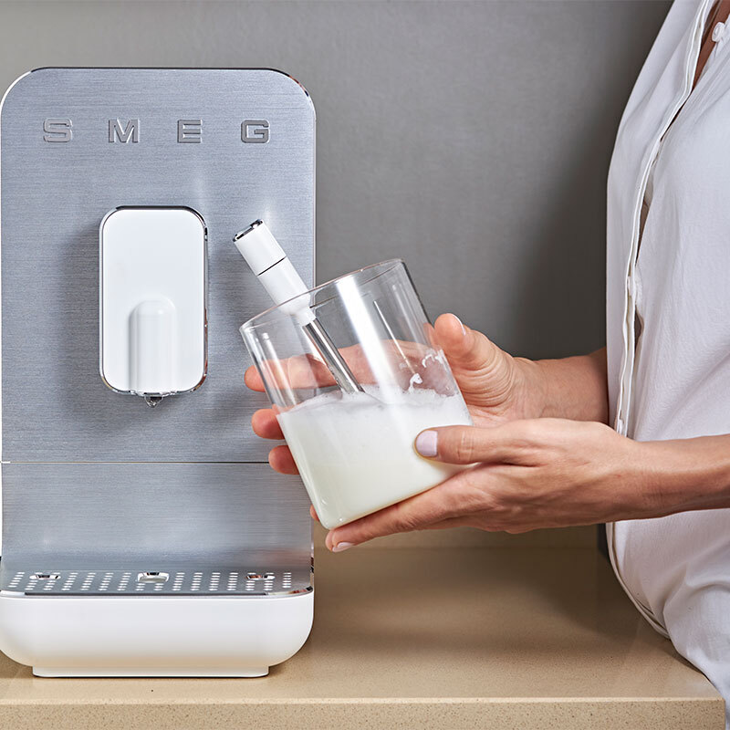 Cafetera superautomática Smeg BCC12WHMEU – Molinillo 150 g, Depósito 1,4 L, 19 bar