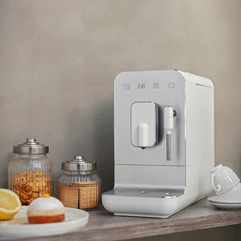 Cafetera superautomática Smeg BCC12WHMEU – Molinillo 150 g, Depósito 1,4 L, 19 bar