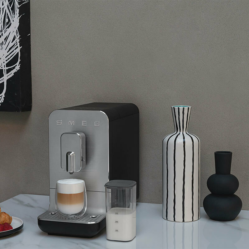 Cafetera superautomática Smeg BCC13BLMEU – Molinillo integrado, Jarra de leche automática, 19 bar