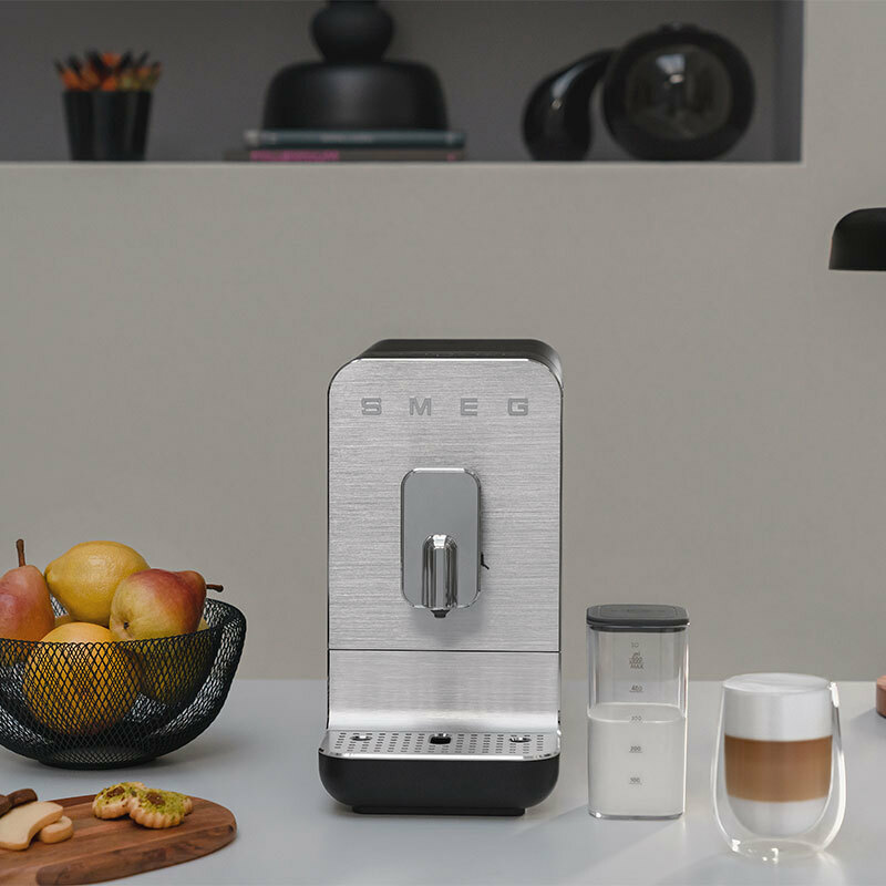 Cafetera superautomática Smeg BCC13BLMEU – Molinillo integrado, Jarra de leche automática, 19 bar