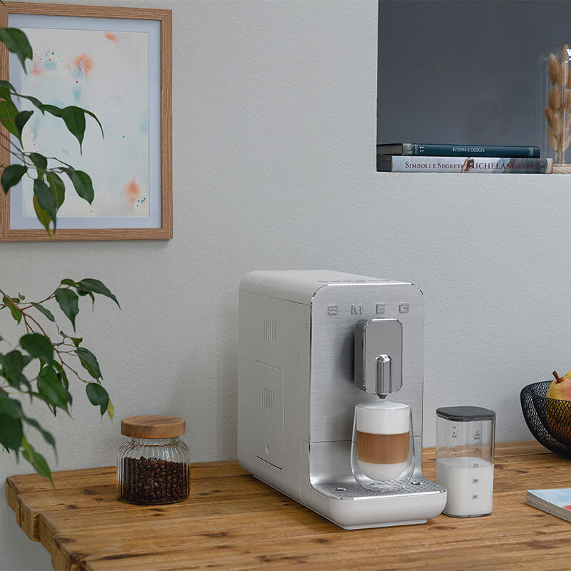 Cafetera superautomática Smeg BCC13WHMEU – Molinillo integrado, Jarra de leche, 19 bar