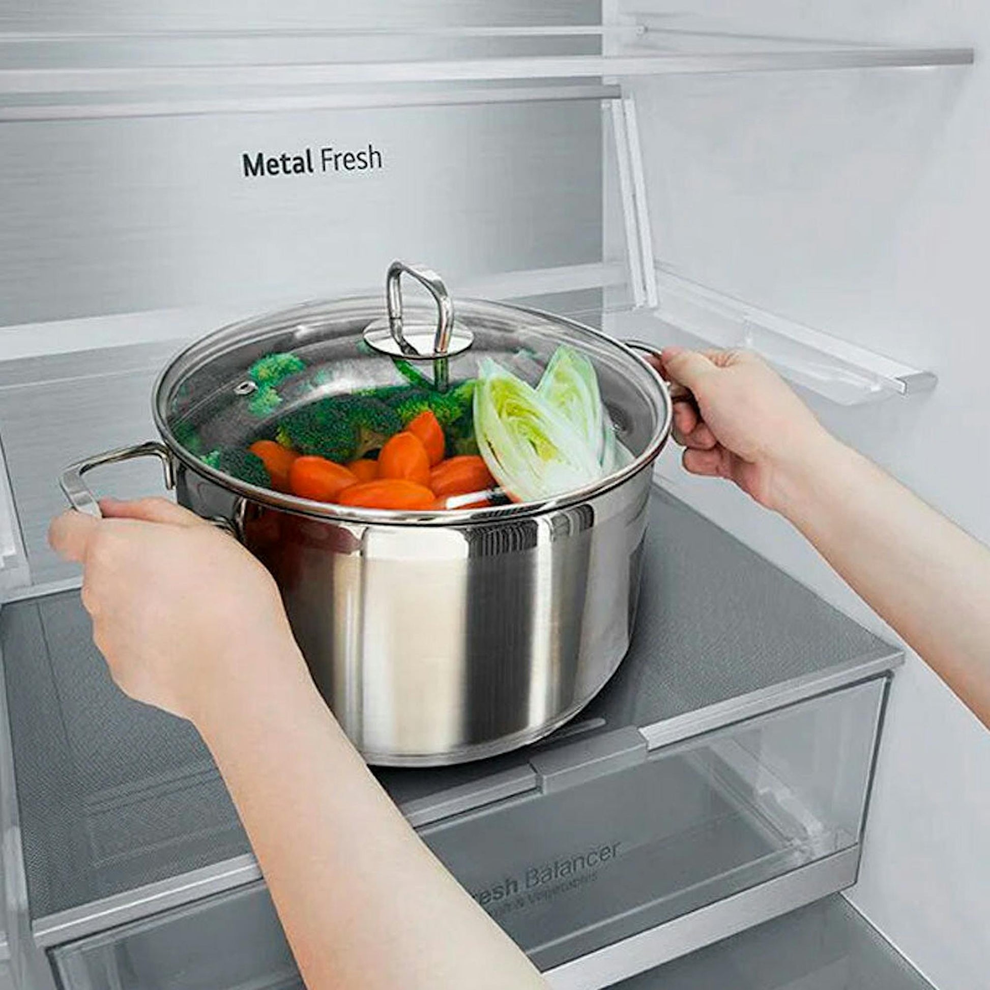 Interior del frigorífico LG GBB92MCB1P con una olla de verduras en una balda