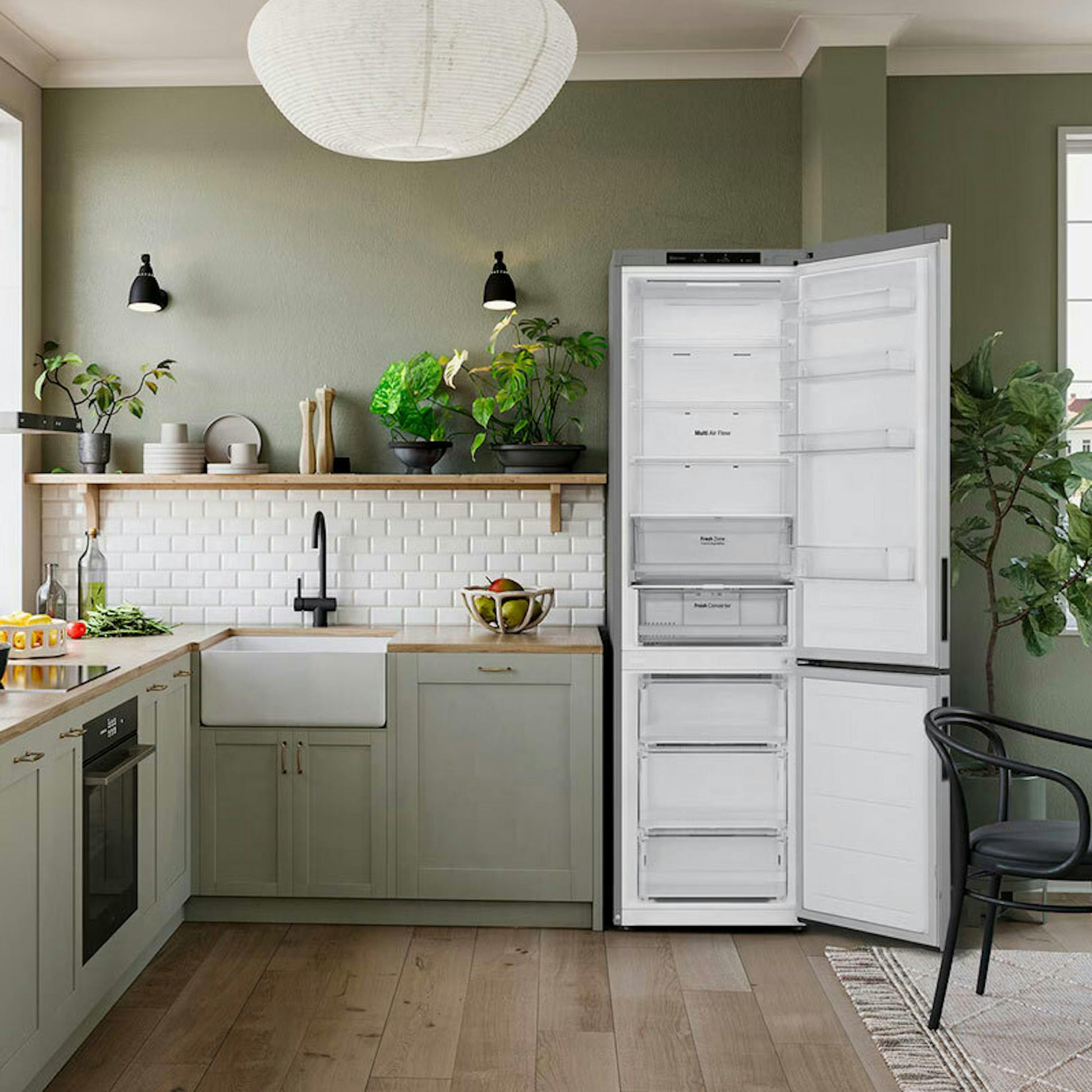 Frigorífico combi LG GBV22NCDPY abierto en cocina, con interior visible