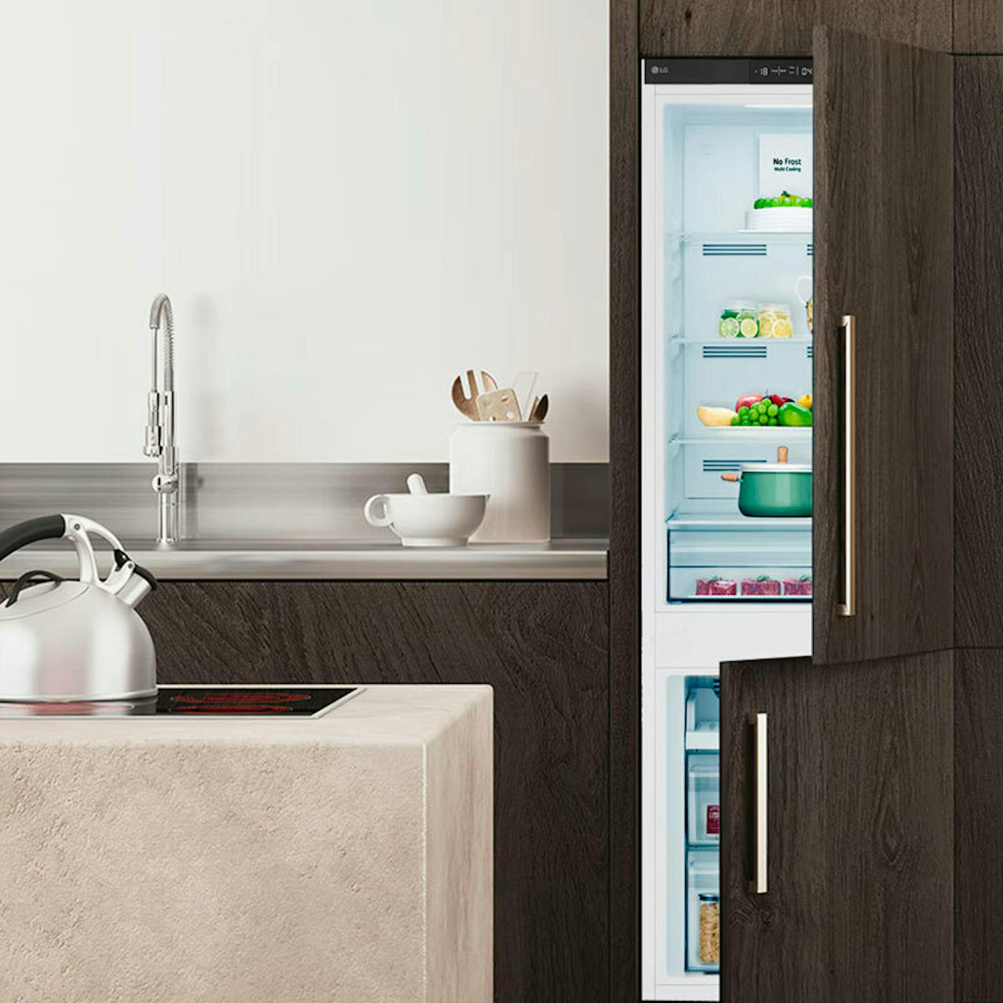 Frigorífico combi integrable LG GTFN256SER con puertas abiertas en una cocina