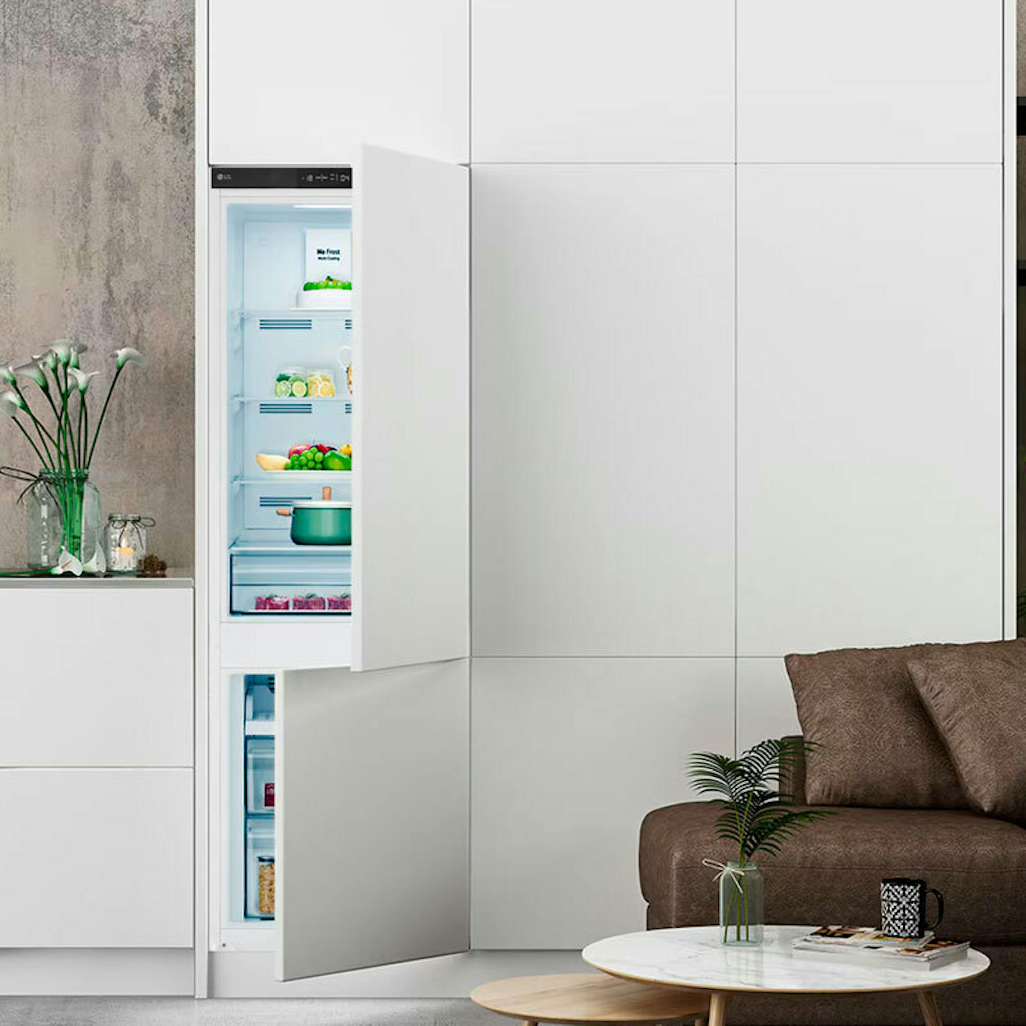 Frigorífico combi integrable LG GTFN256SER en cocina, con puertas abiertas