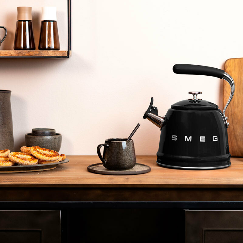 Hervidor silbante Smeg WKF01BL – 2,3 L, Acero inoxidable, Compatible con inducción