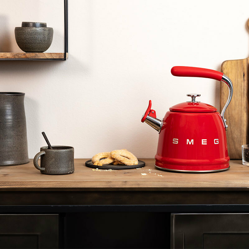 Hervidor Smeg WKF01RD – 2,3 L, Acero inoxidable, Compatible con inducción