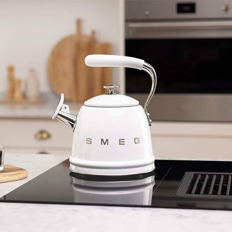 Hervidor silbante Smeg WKF01WH – 2,3 L, Blanco, Compatible con inducción
