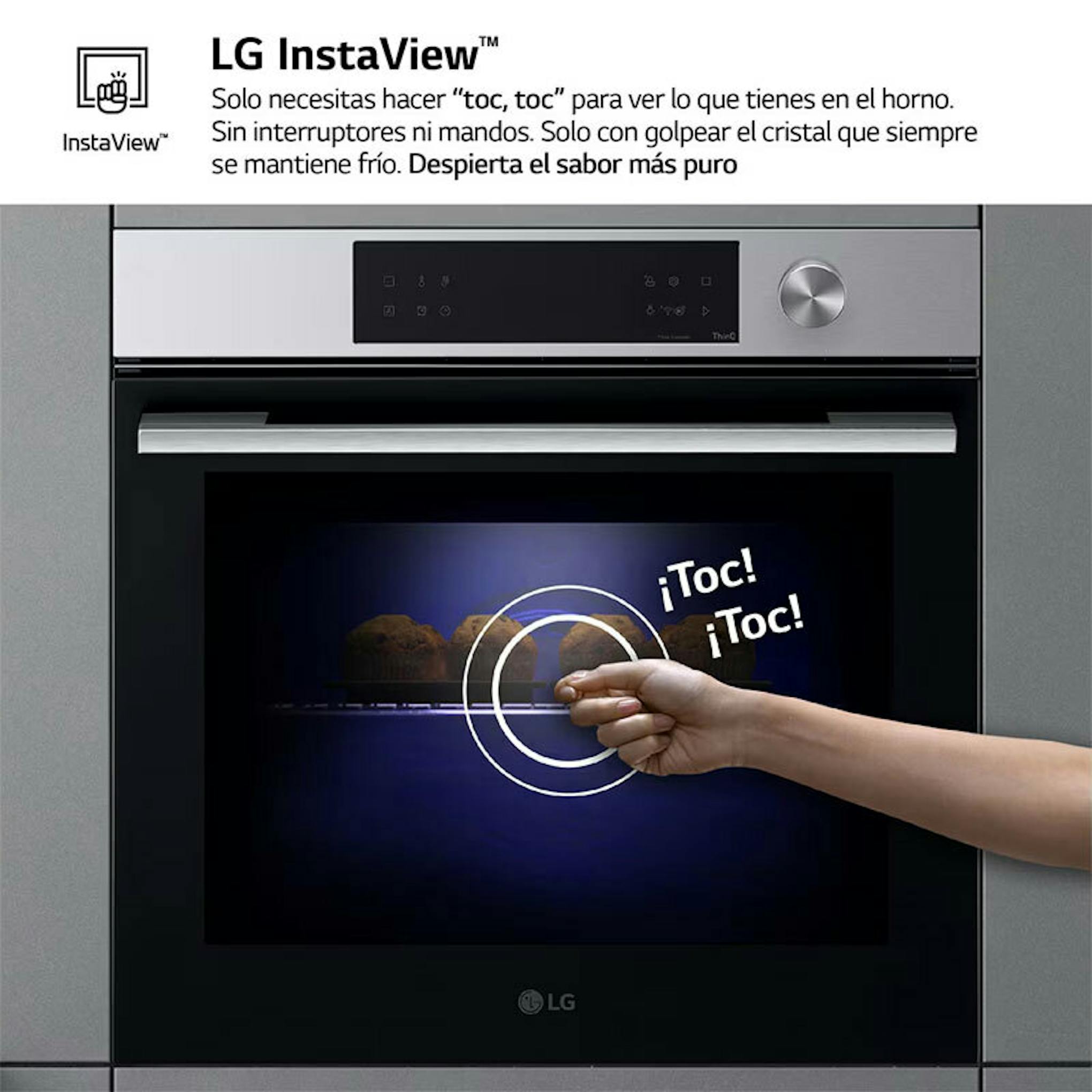 Horno LG WSED7612S de acero inoxidable con función InstaView y una mano tocando la puerta