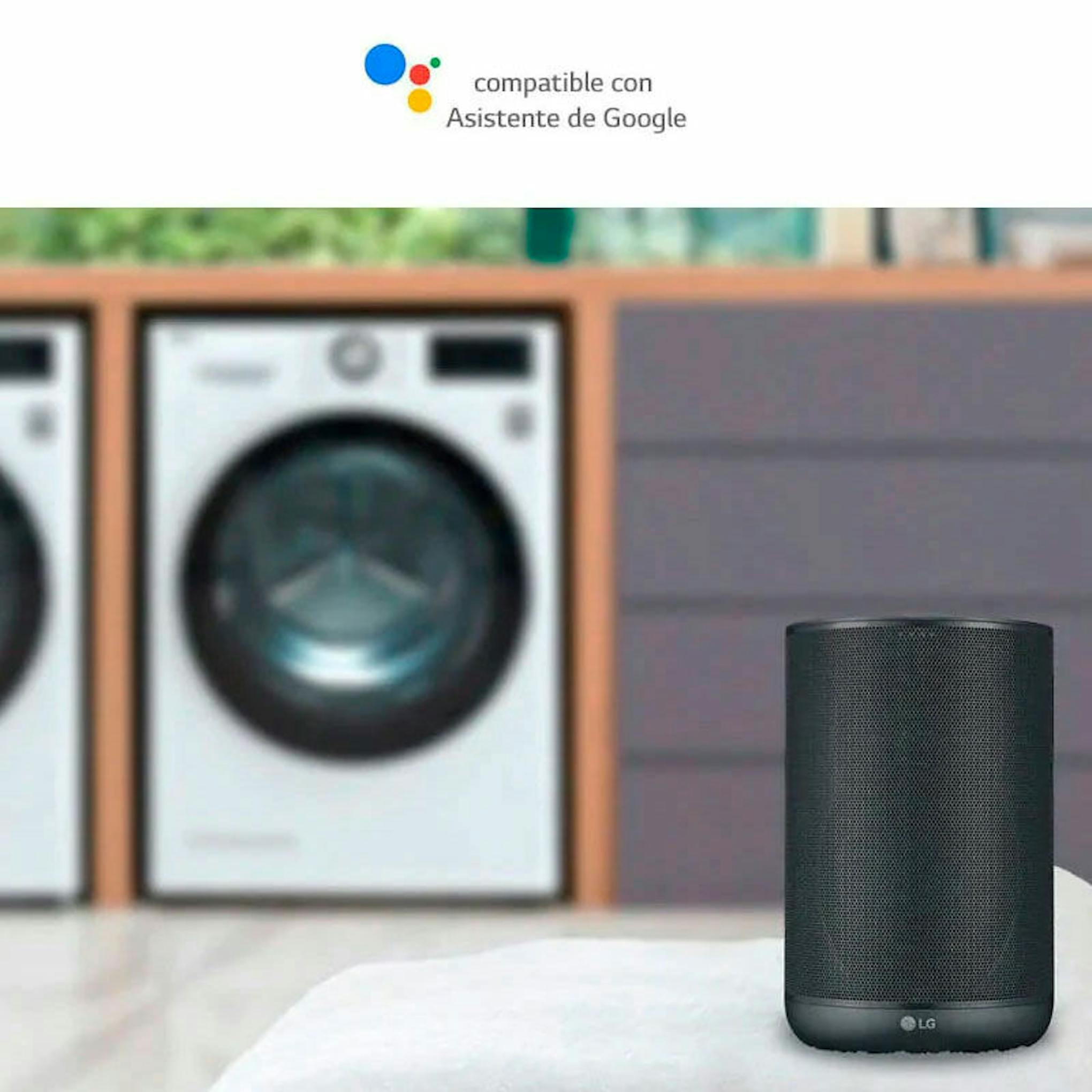 Altavoz LG negro en primer plano con lavadora LG F1P1CY2W desenfocada al fondo
