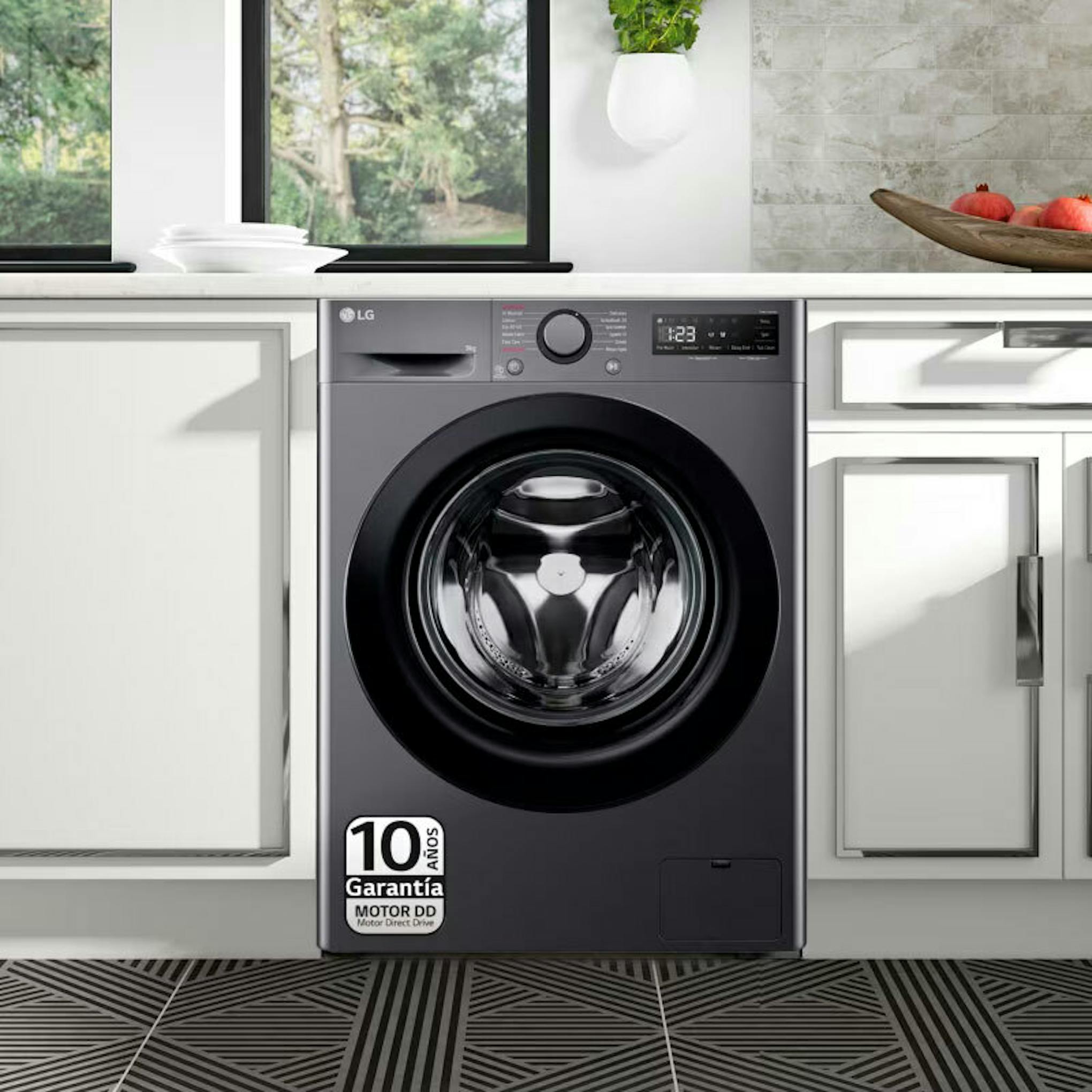 Lavadora de carga frontal LG F4WR5009A6M en una cocina