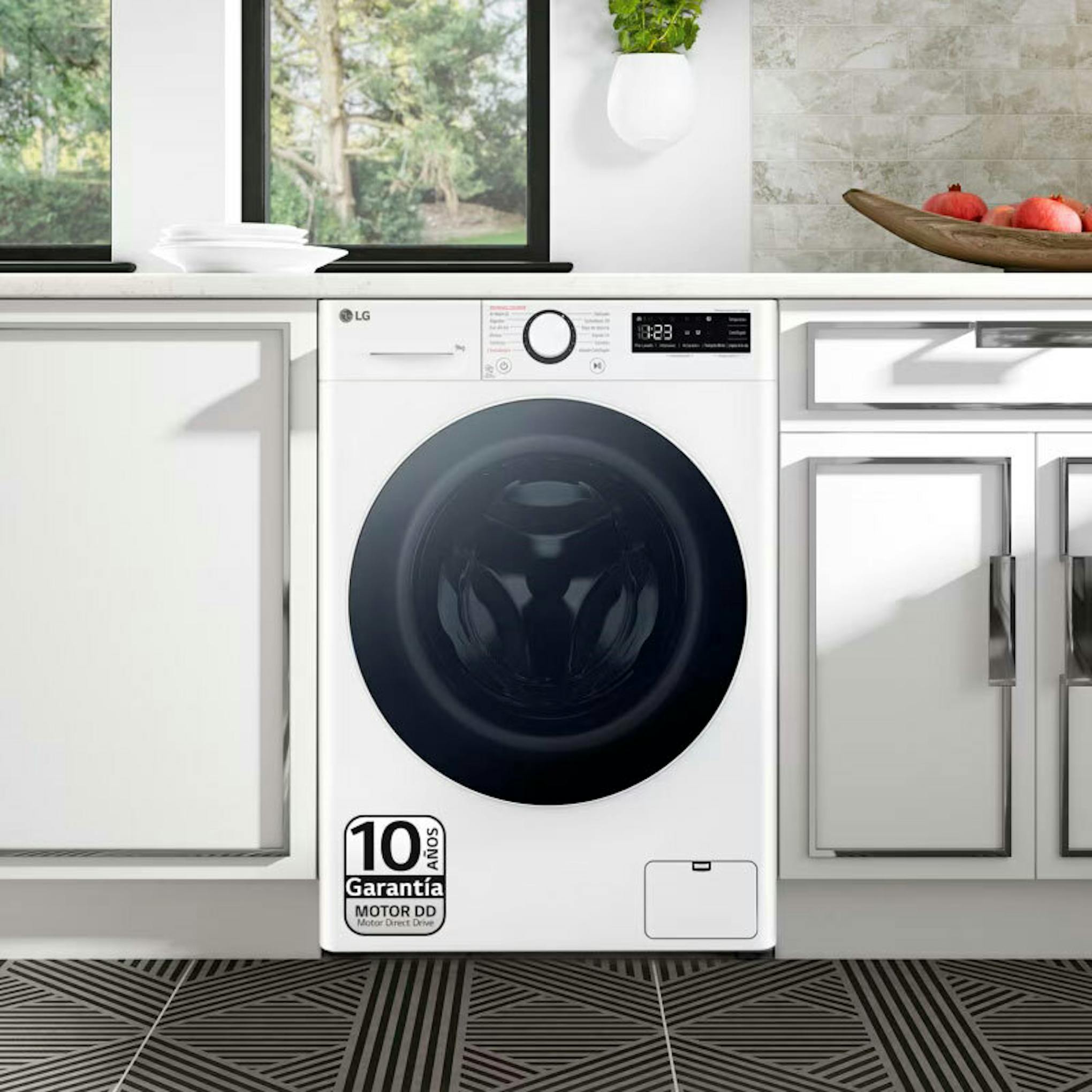 Lavadora LG F4WR6009A0W blanca, vista frontal en una cocina