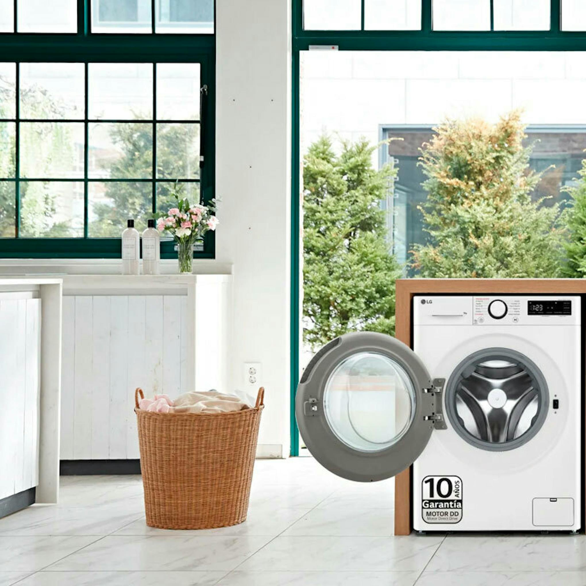 Lavadora LG F4WR6009A0W de carga frontal, blanca, con puerta abierta