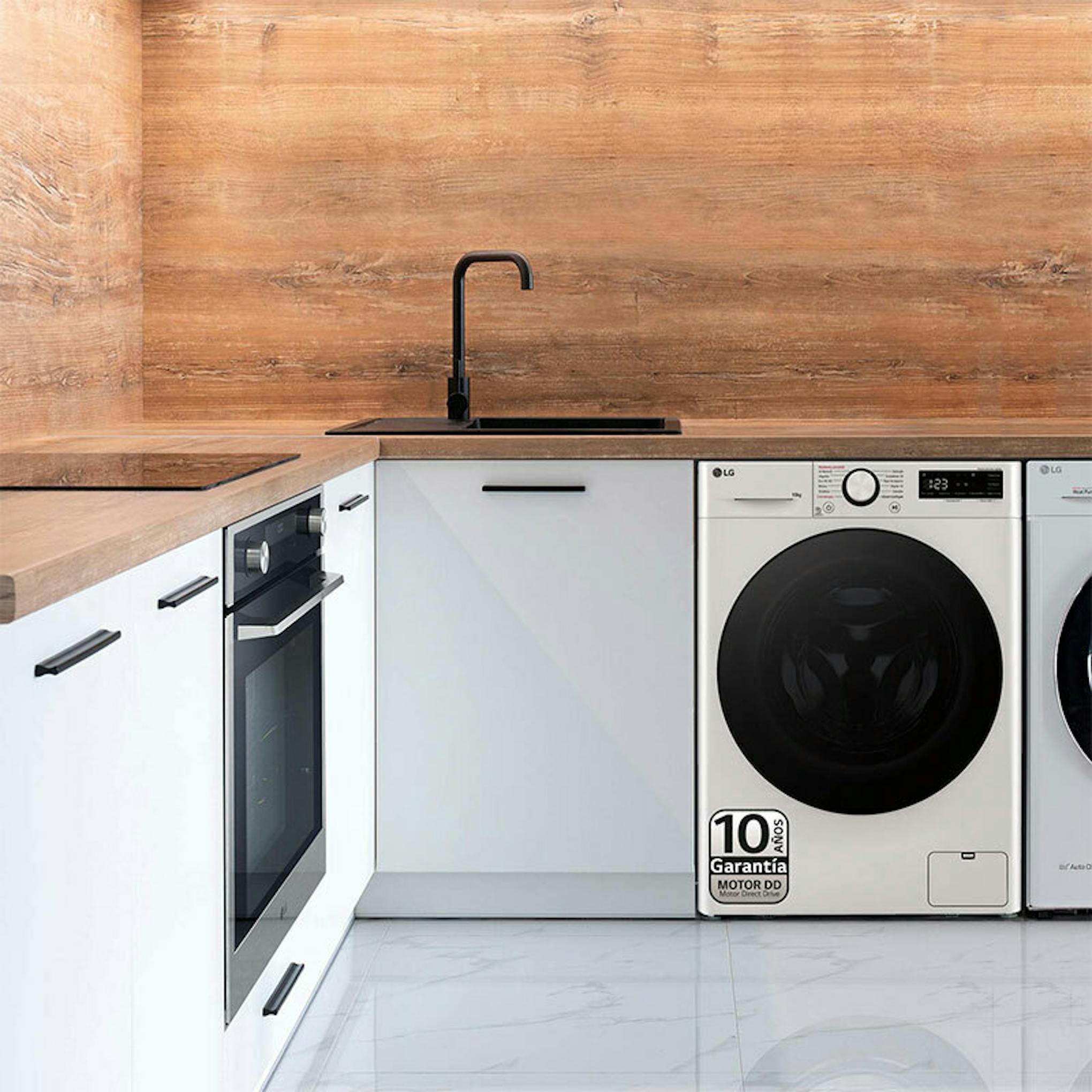 Lavadora LG F4WR6010AGW blanca en una cocina moderna