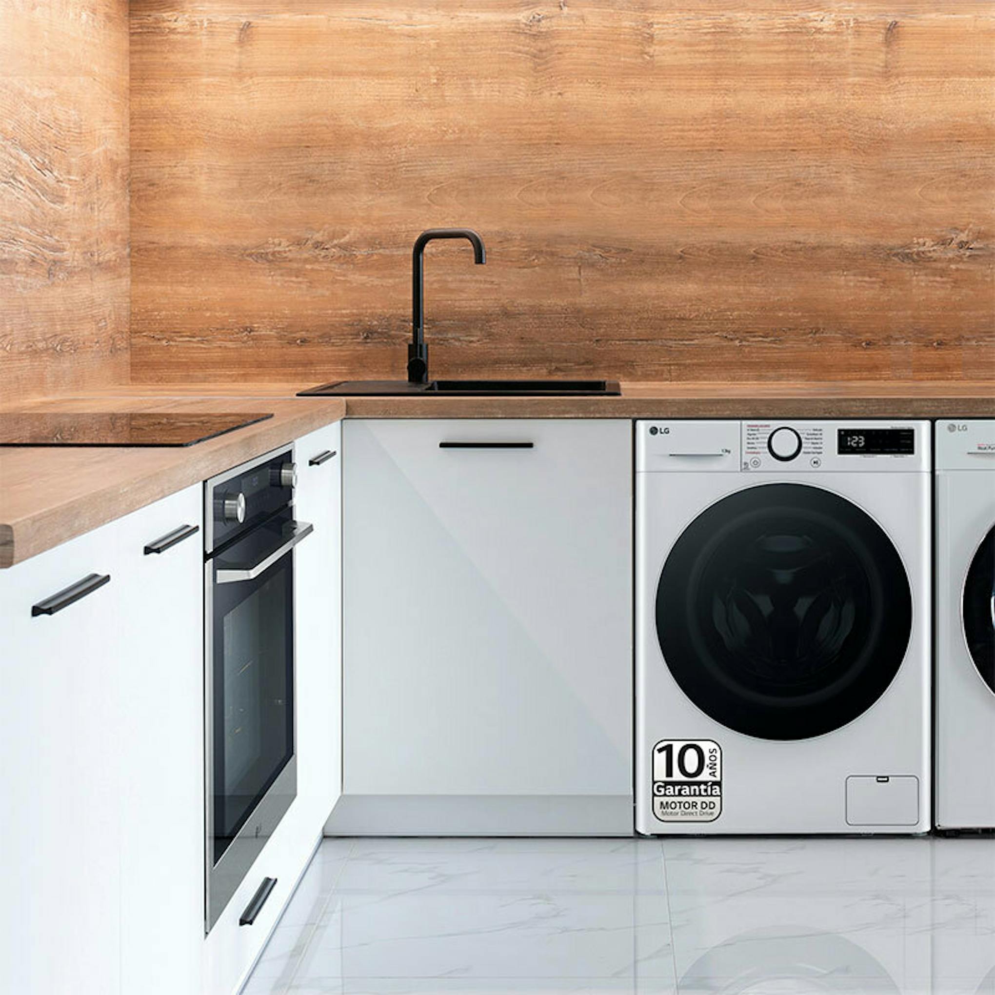 Lavadora de carga frontal LG F4WR6013A0W en cocina moderna