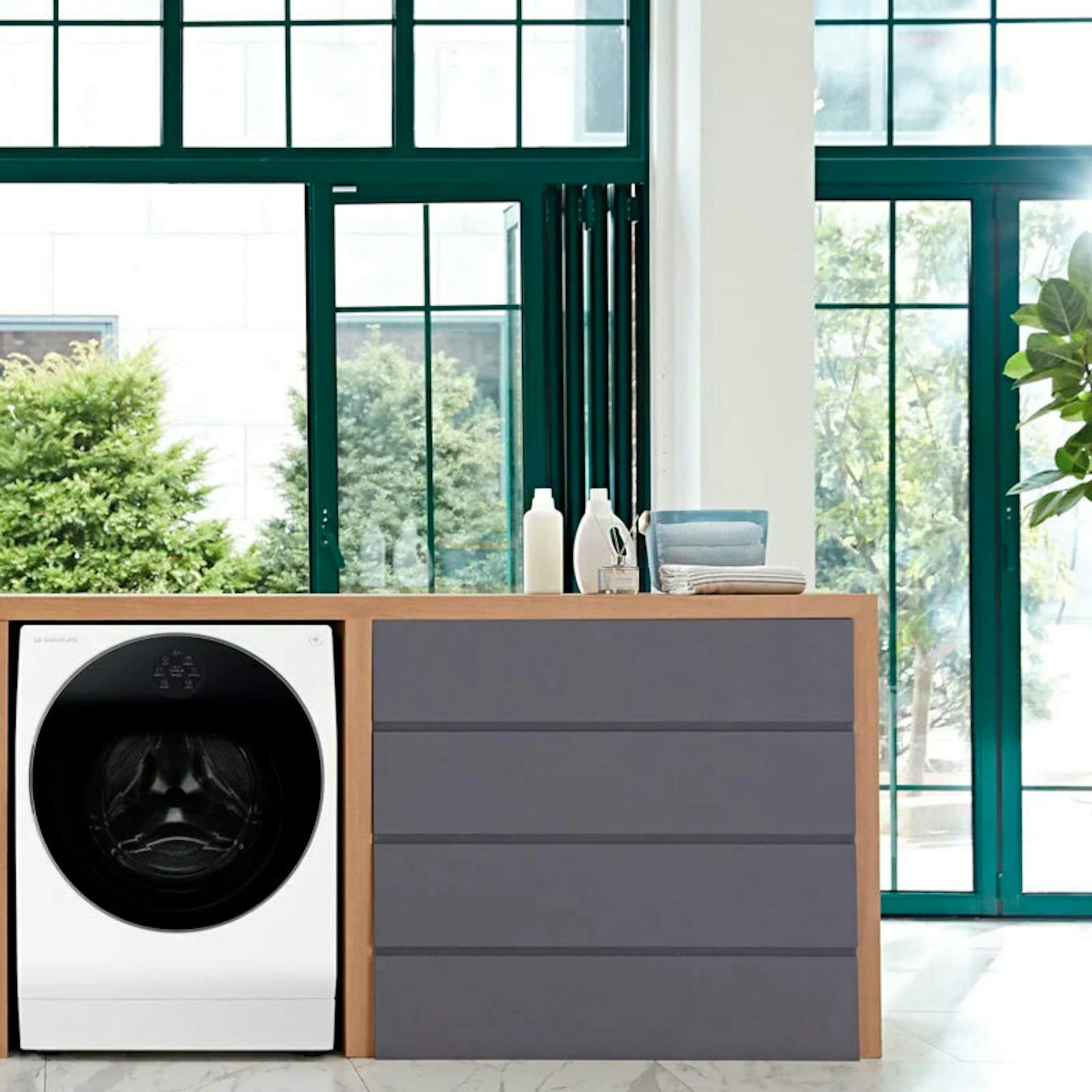 Lavasecadora LG LSWD100E blanca instalada bajo encimera