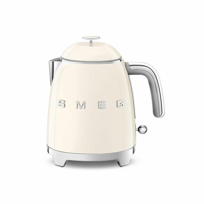 Mini hervidor Smeg KLF05CREU – 0,8 L, 1400 W, color crema