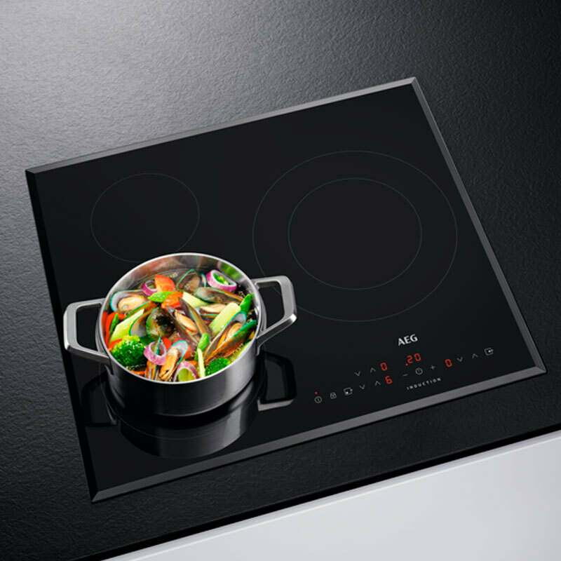 Placa de inducción AEG IKB63302FB – zona doble 28 cm, PowerBoost, control táctil deslizante