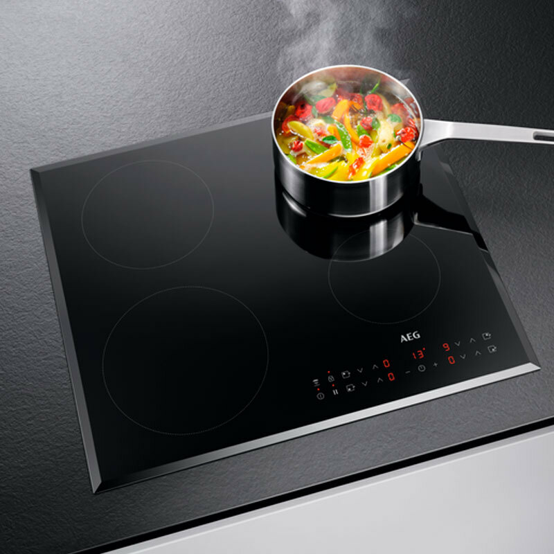 Placa de inducción AEG IKB63302FB – zona doble 28 cm, PowerBoost, control táctil deslizante