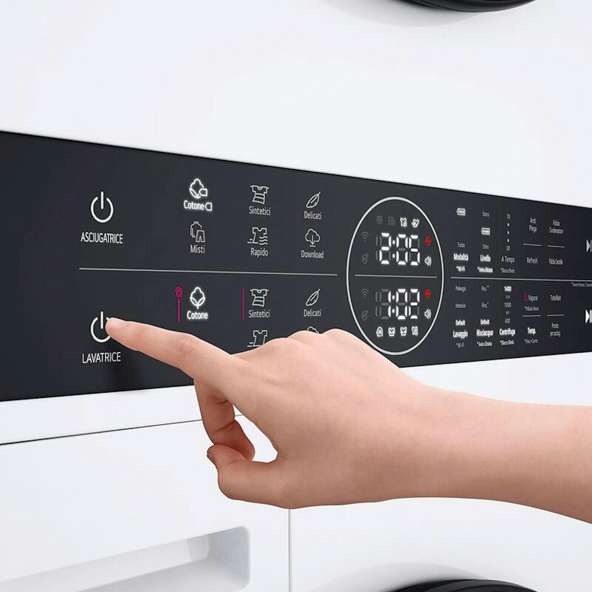 Panel de control de la torre de lavado LG WT1210WWF blanca con un dedo pulsando el botón de encendido
