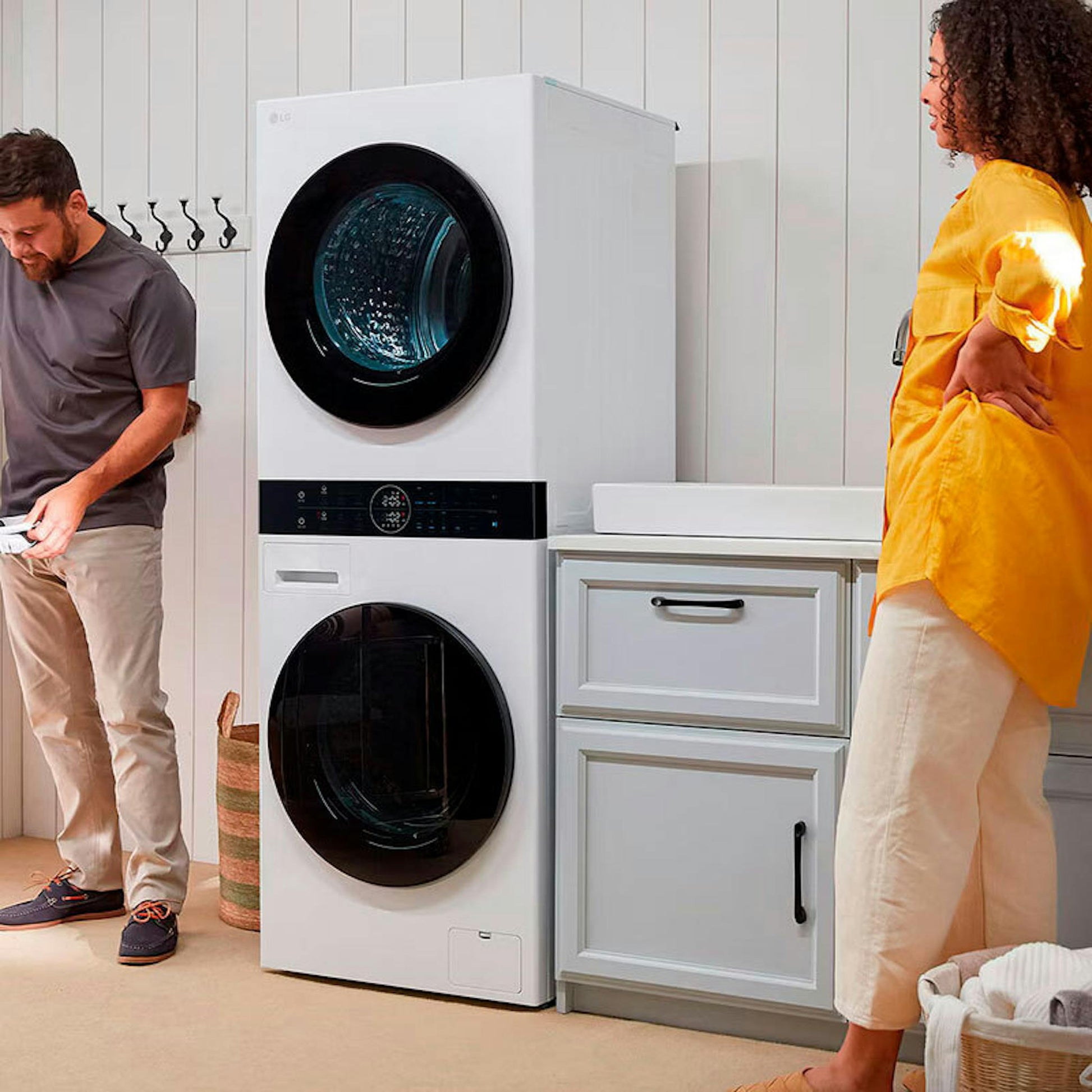 Torre de lavado LG WT1210WWF blanca con puertas frontales negras